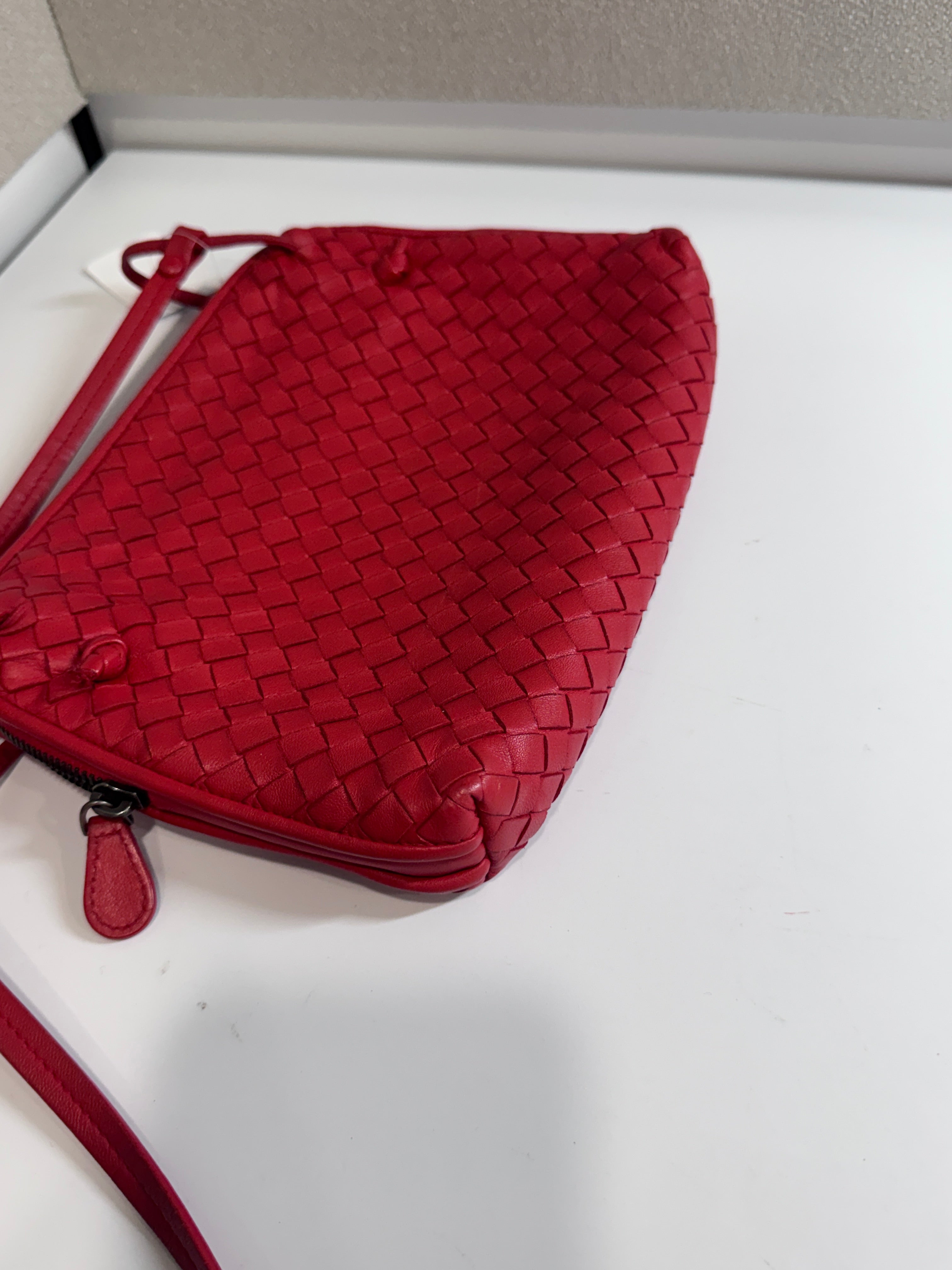 AG0326-15 Bottega Veneta bandoulière intrecciatto rouge Lola Collective