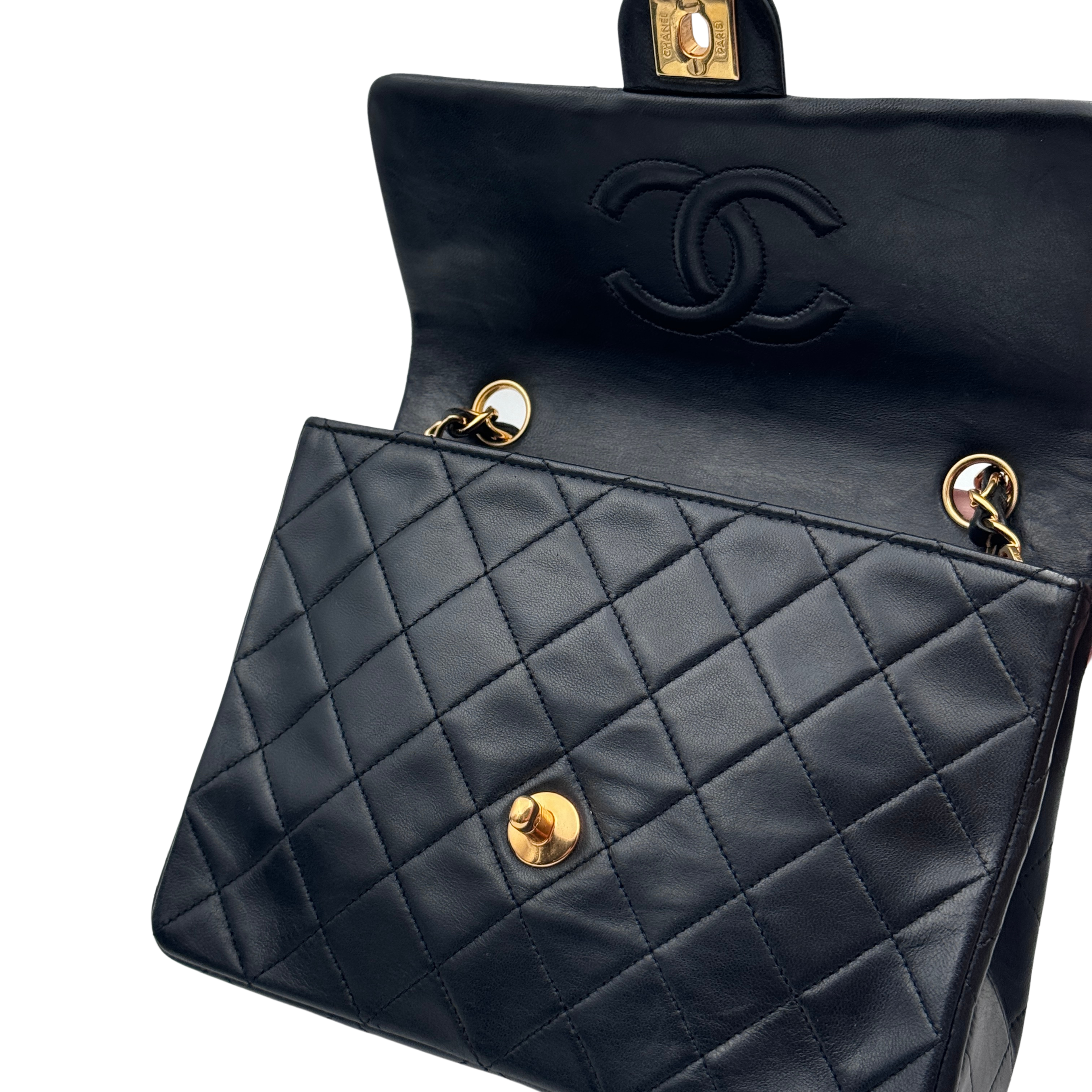 CLASSIC SQUARE MINI 20 CM - CHANEL Lola Collective