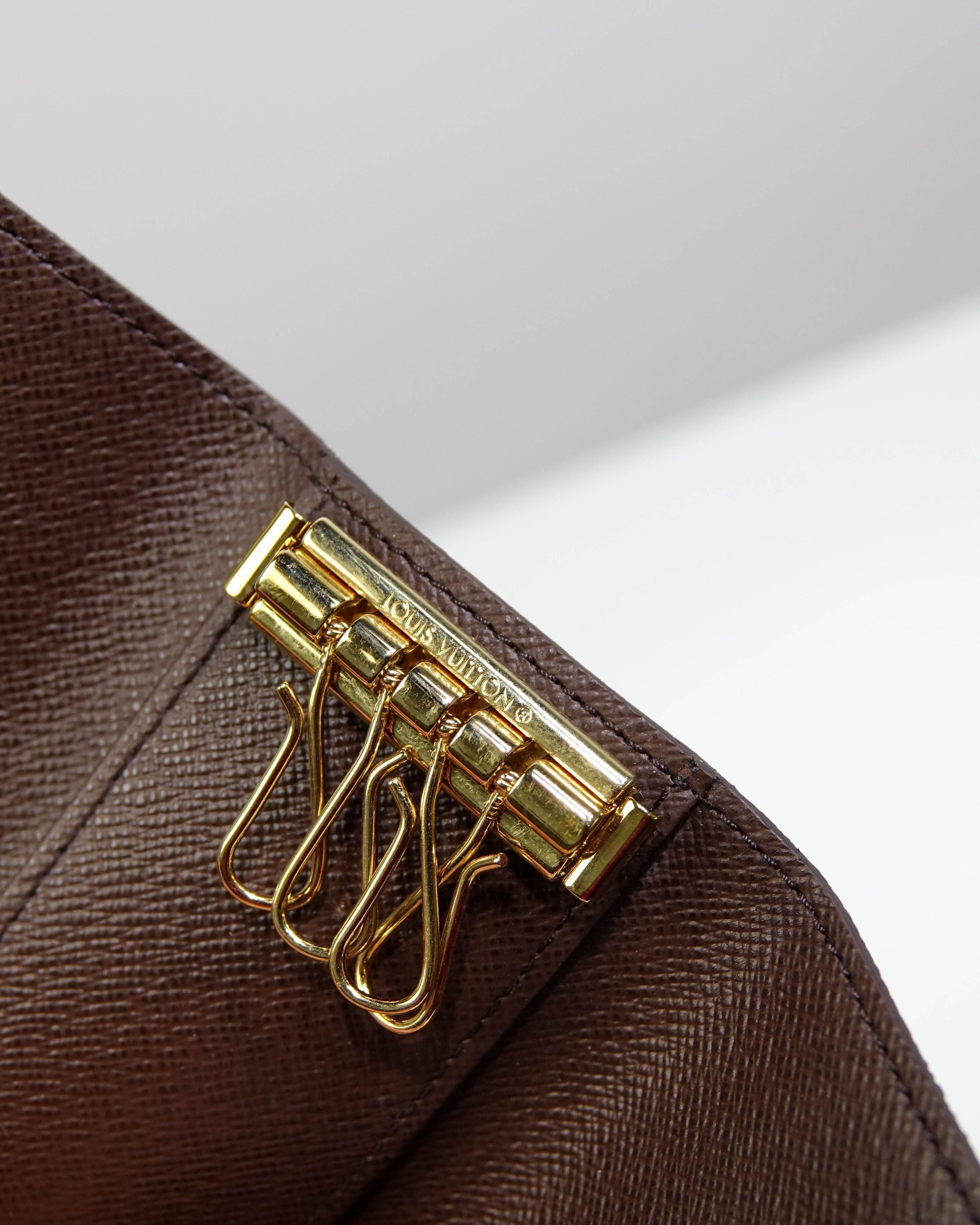 Porte-clés 4 clés Louis Vuitton en toile damier Ébène Lola Collective