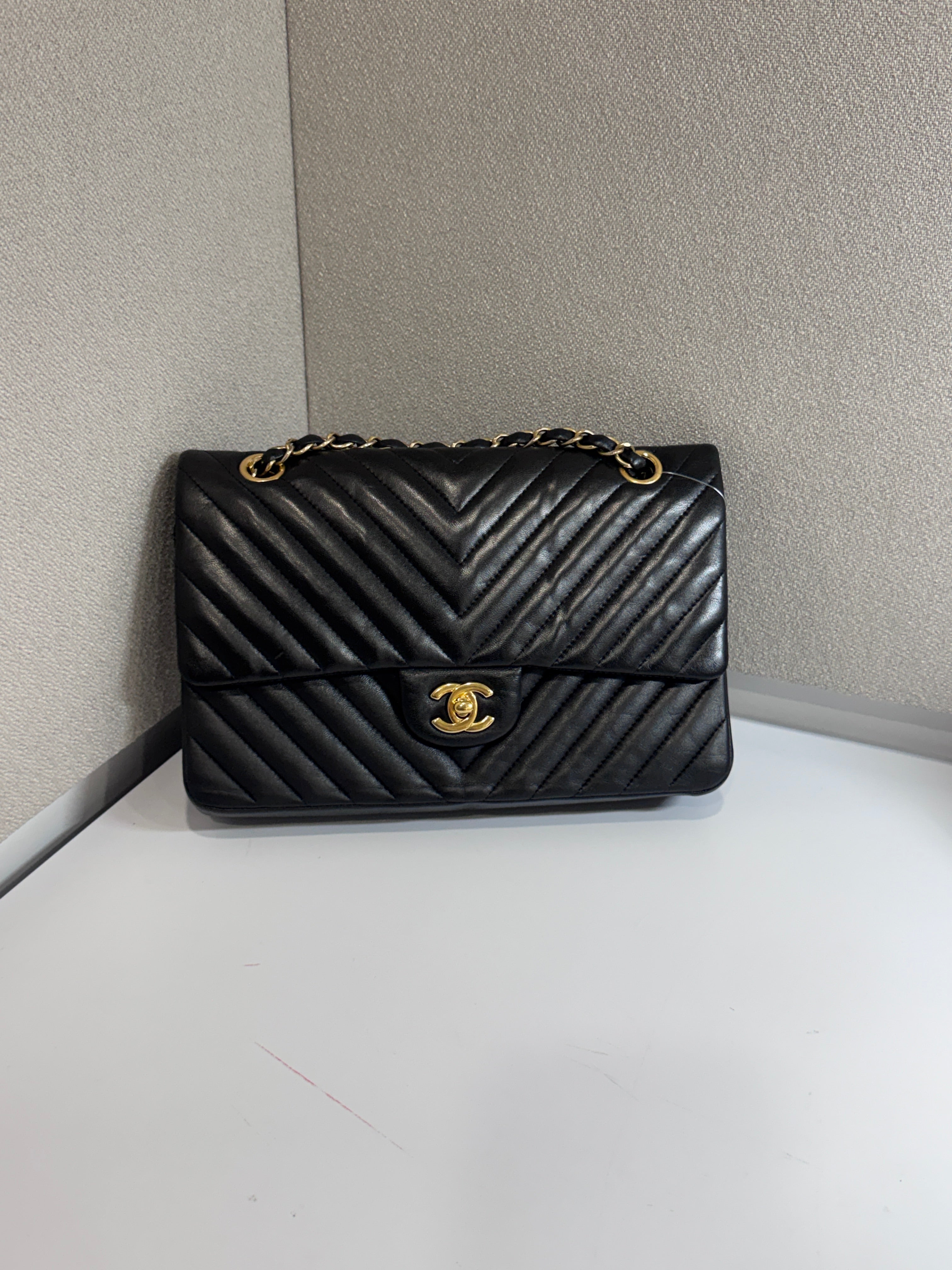 AG0326-33 Chanel Classic chevron medium agneau noir Lola Collective