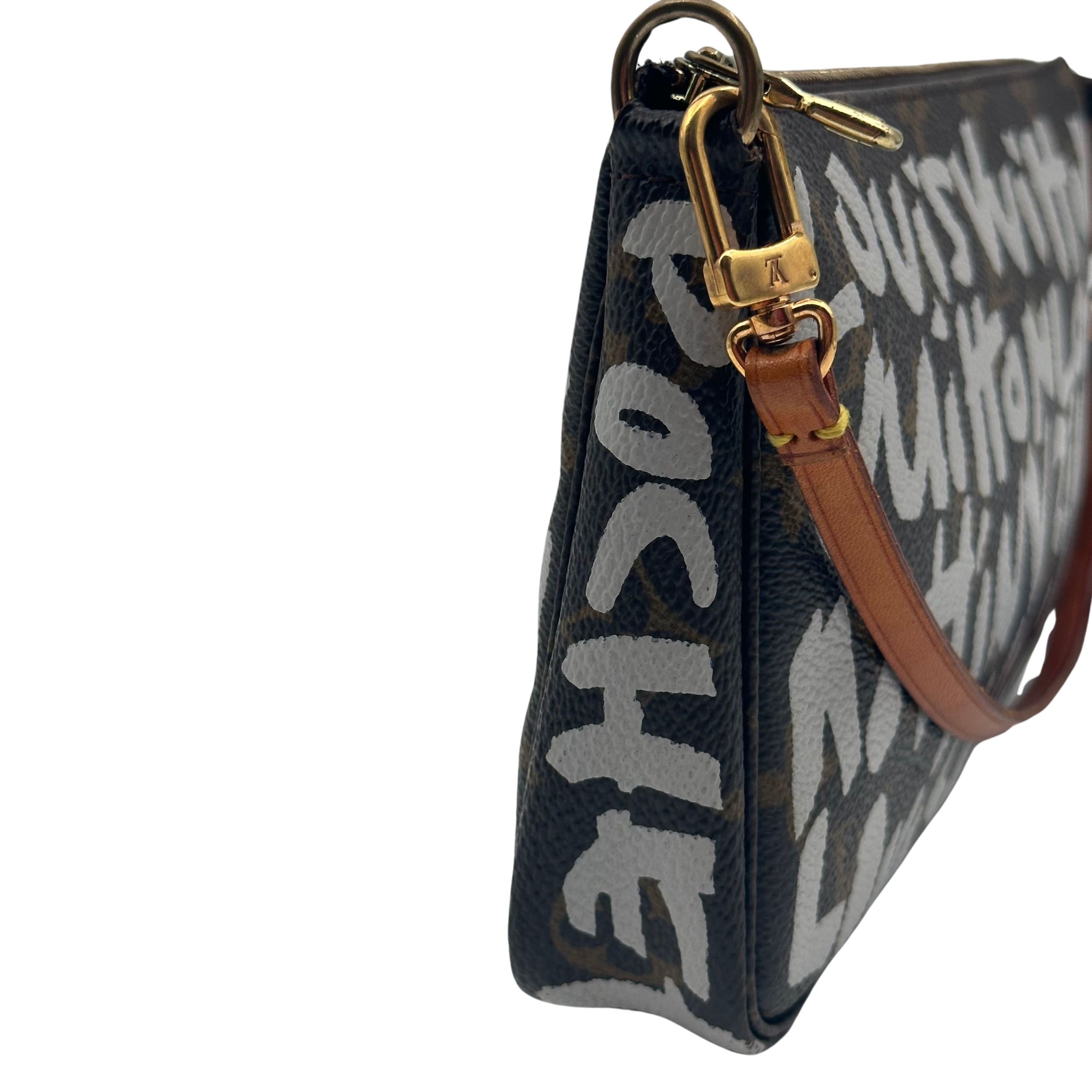 POCHETTE ACCESSOIRES GRAFFITI - LOUIS VUITTON Lola Collective