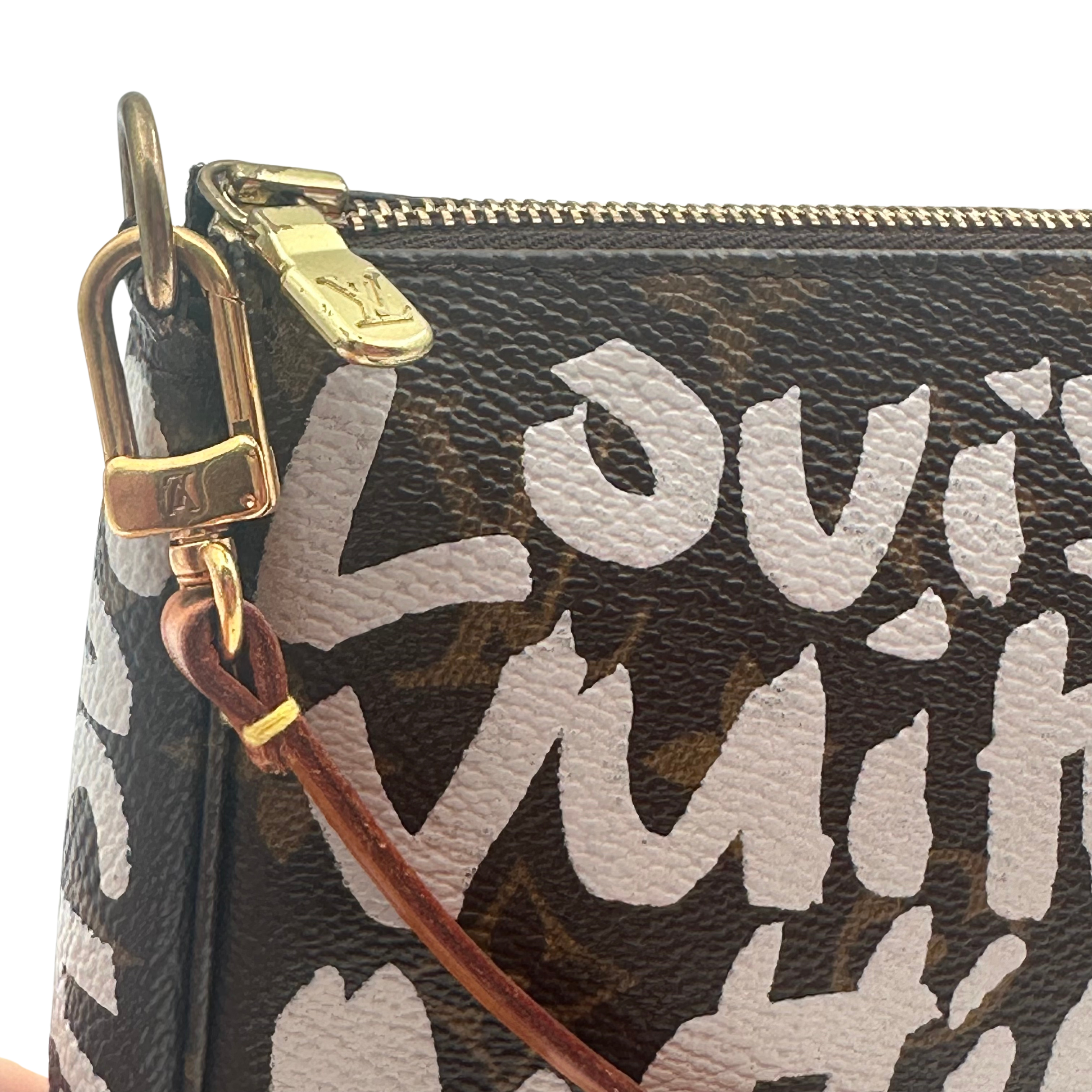 POCHETTE ACCESSOIRES GRAFFITI - LOUIS VUITTON Lola Collective