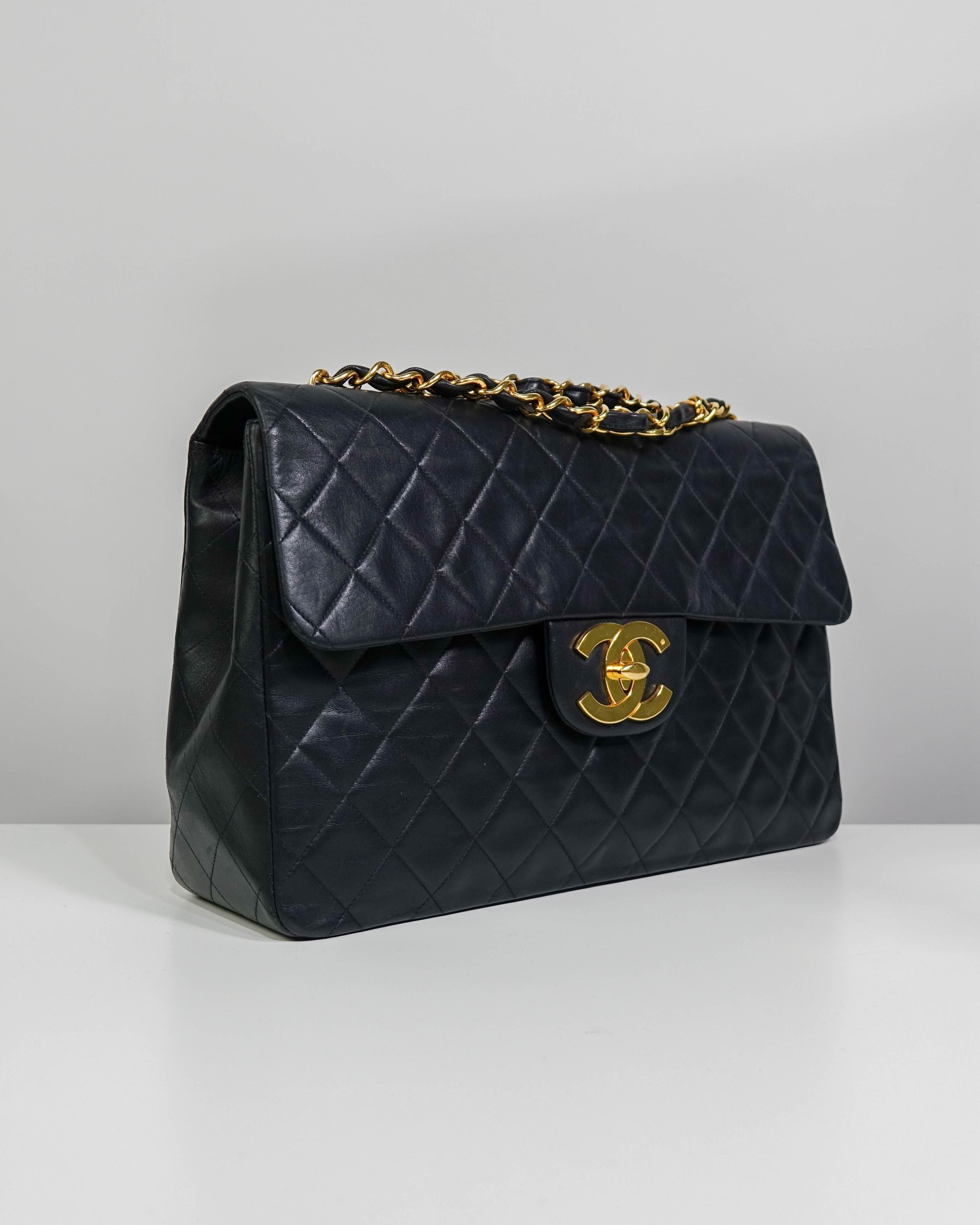 Sac Classic Timeless Chanel en cuir d'agneau - Noir Lola Collective