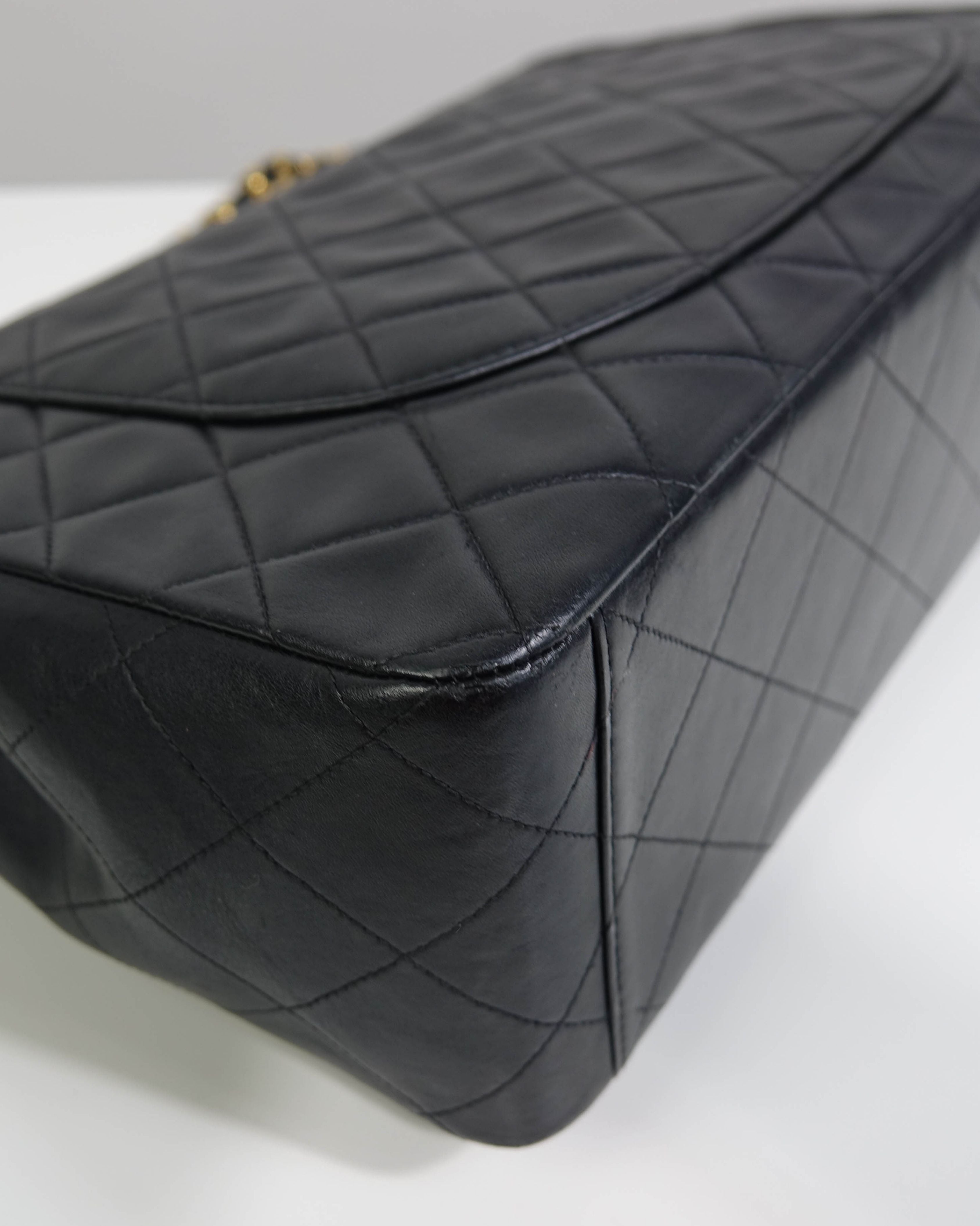 Sac Classic Timeless Chanel en cuir d'agneau - Noir Lola Collective