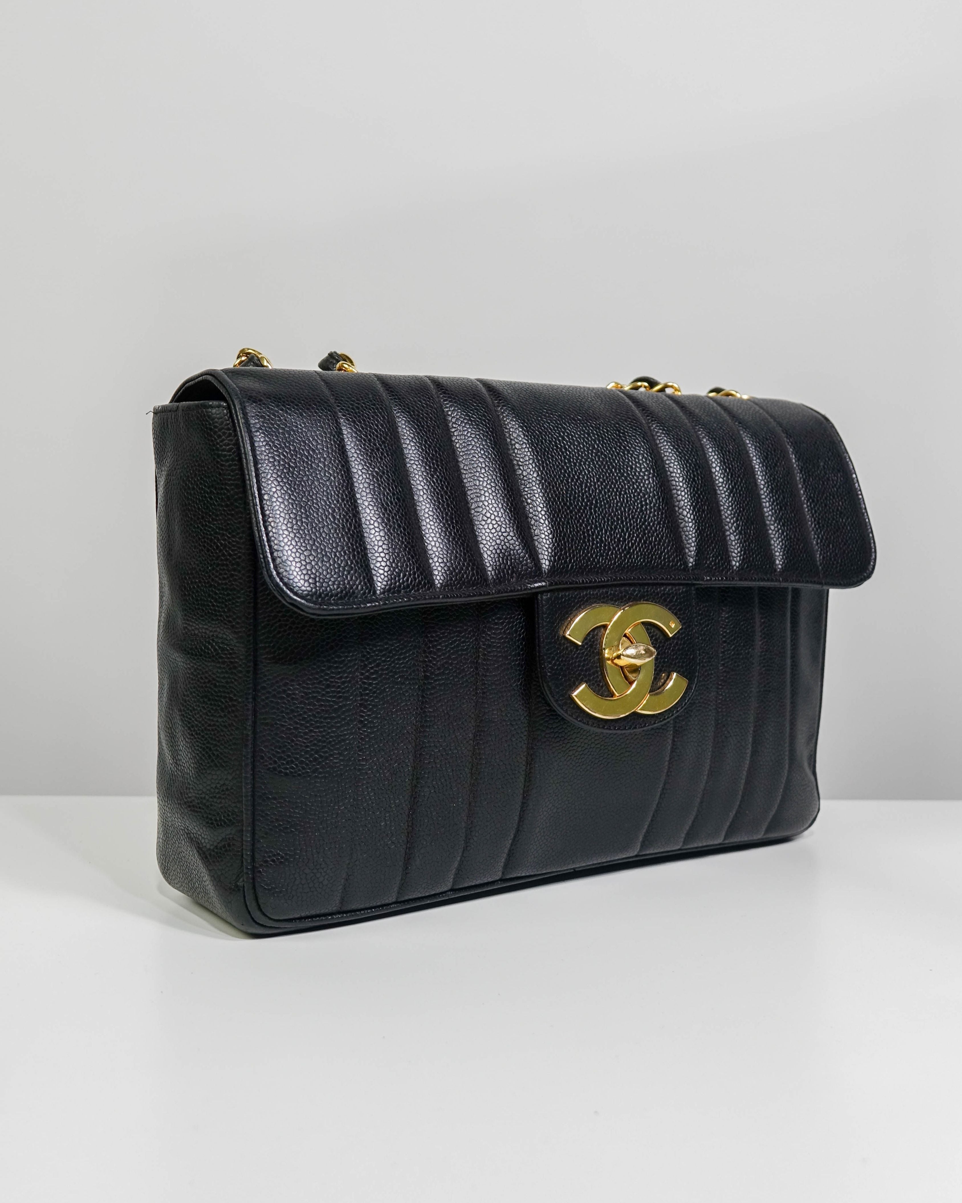 Sac Classic Timeless Jumbo en cuir caviar Chanel - Noir Lola Collective