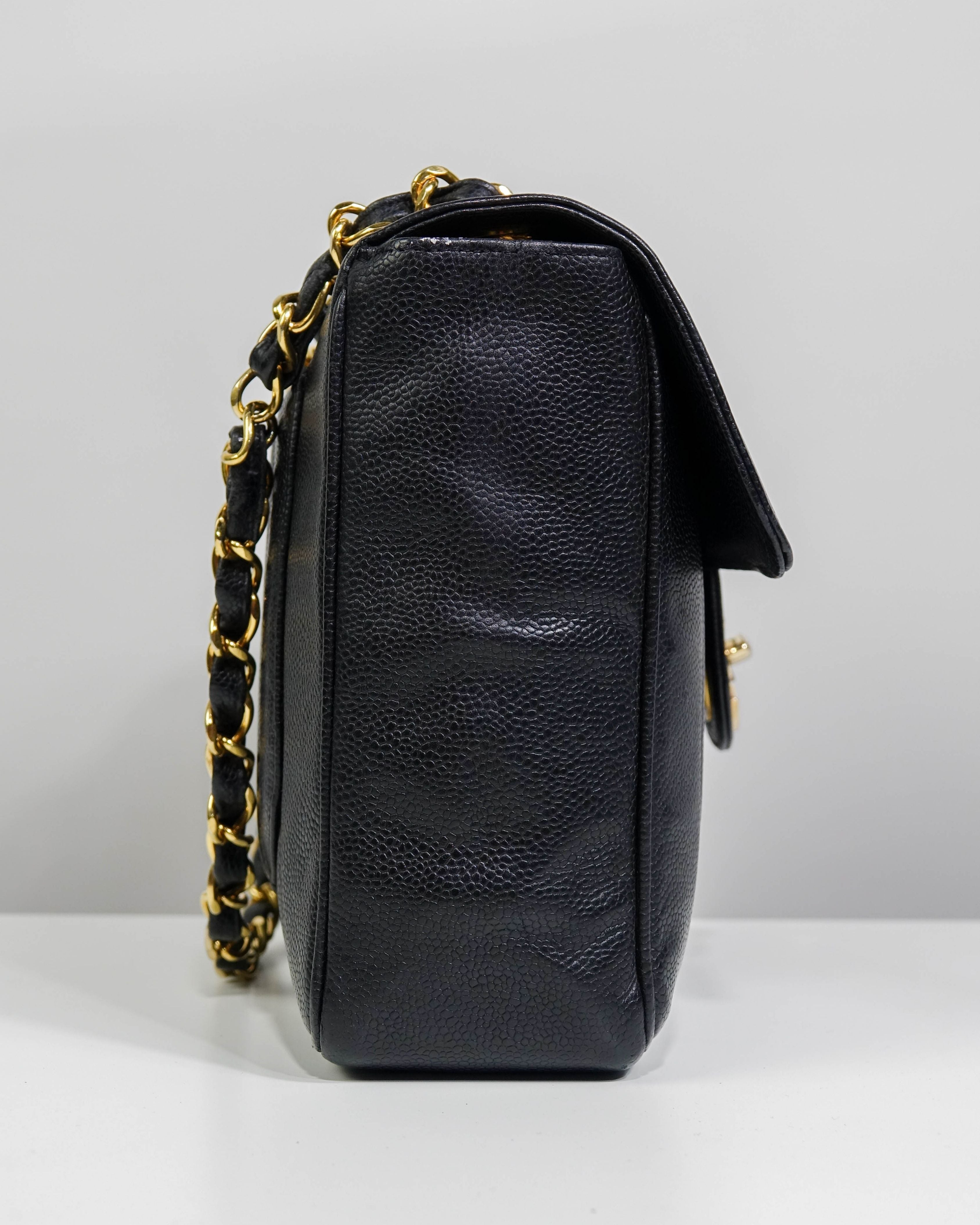 Sac Classic Timeless Jumbo en cuir caviar Chanel - Noir Lola Collective