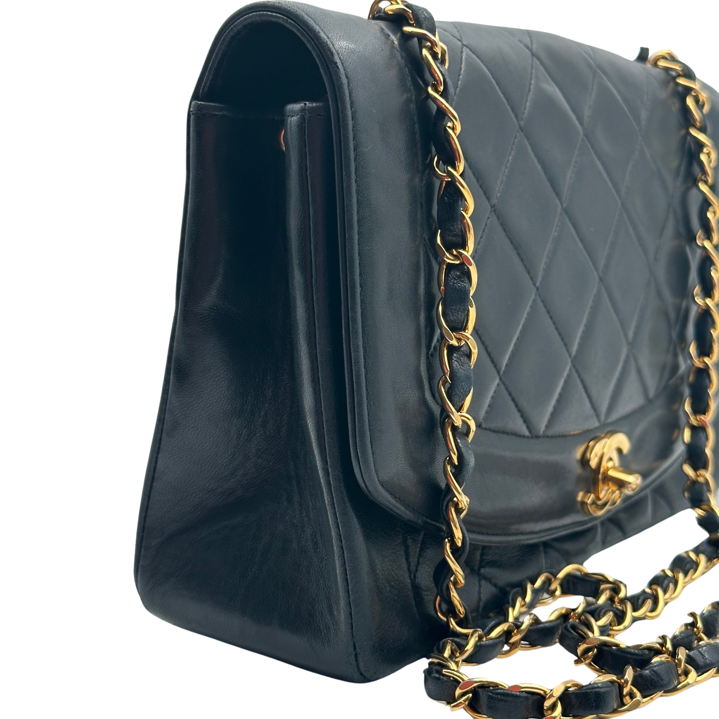 CLASSIC DIANA MEDIUM - CHANEL Lola Collective