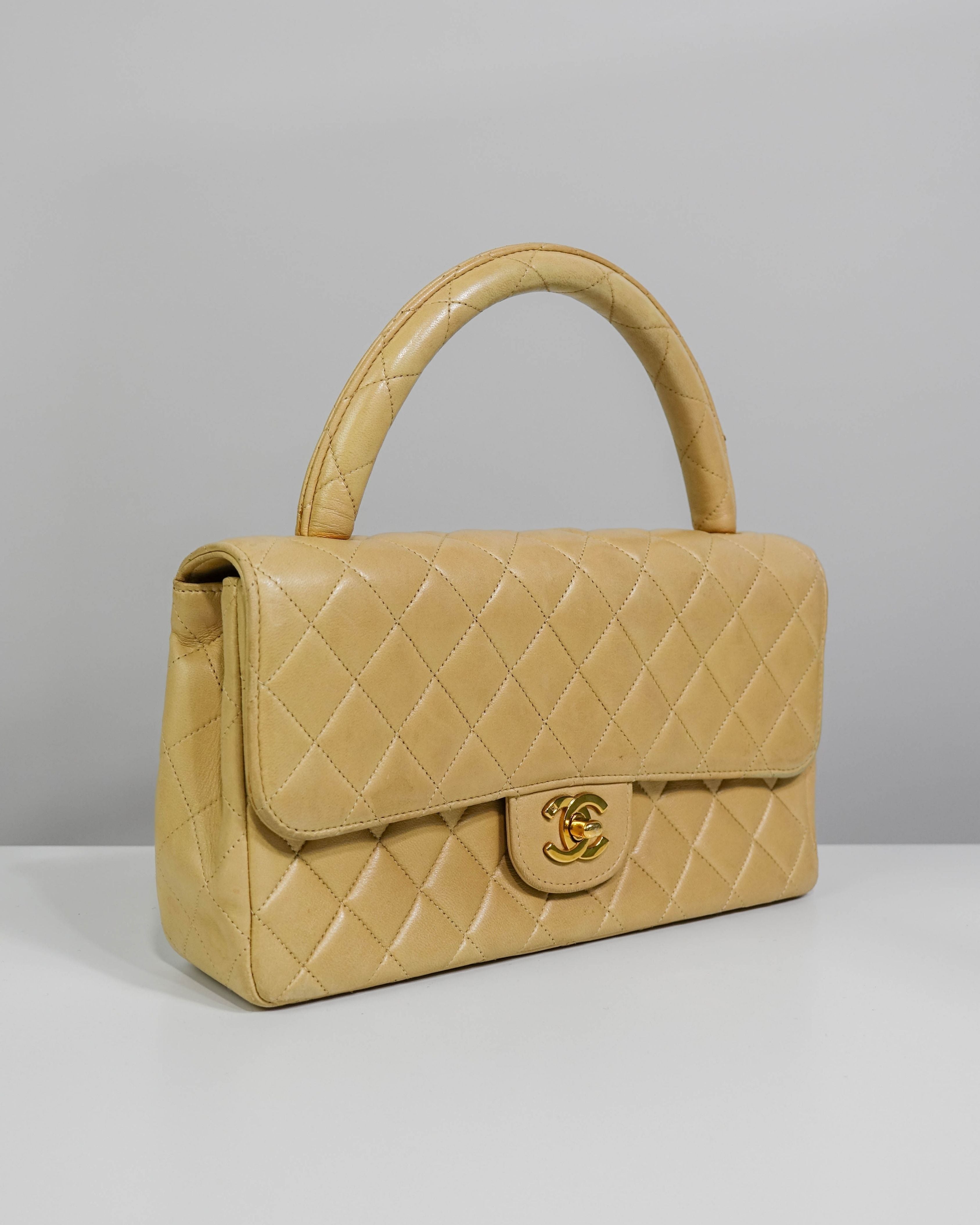 Sac Classic Timeless Medium Chanel en cuir d'agneau - Beige Lola Collective