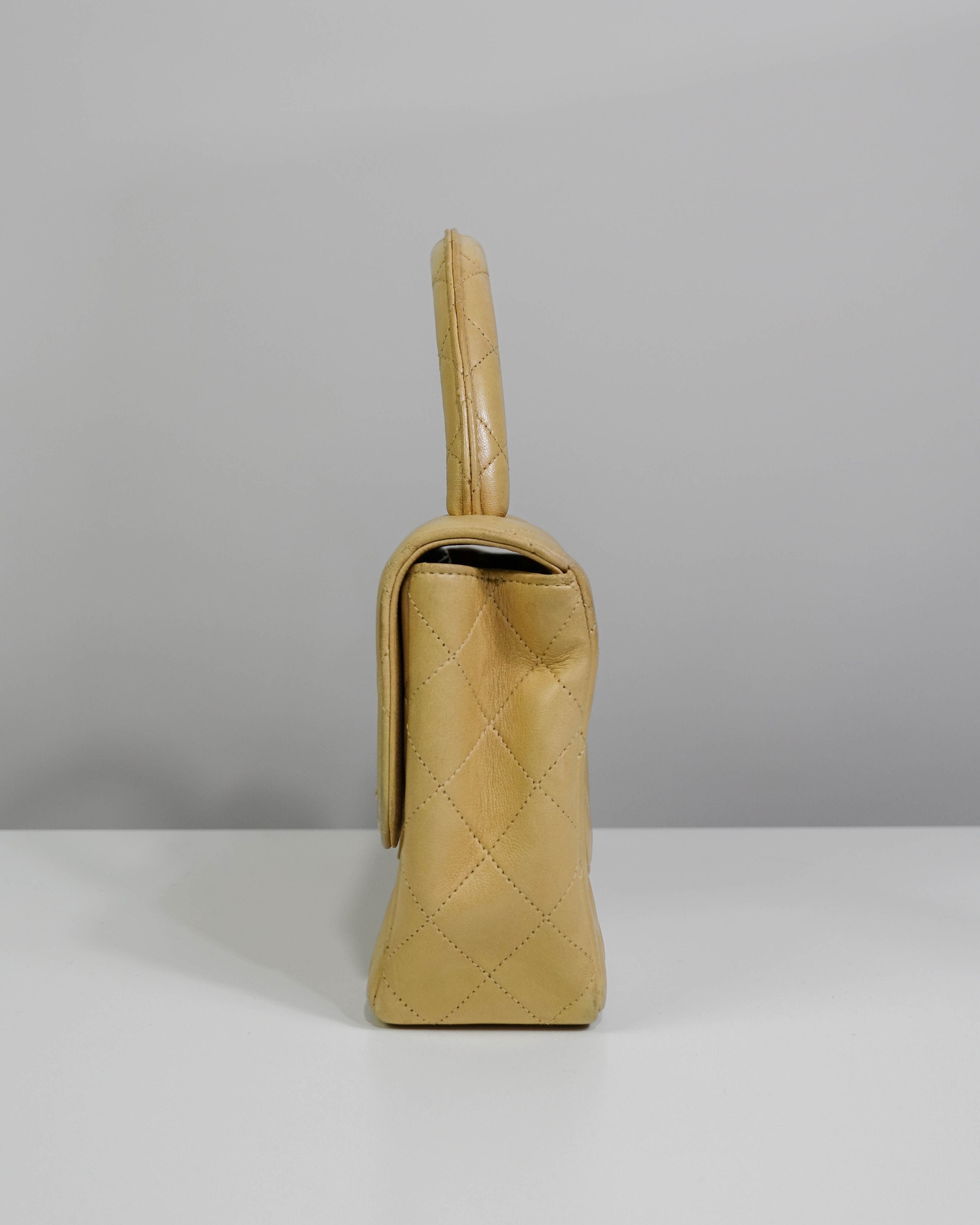 Sac Classic Timeless Medium Chanel en cuir d'agneau - Beige Lola Collective