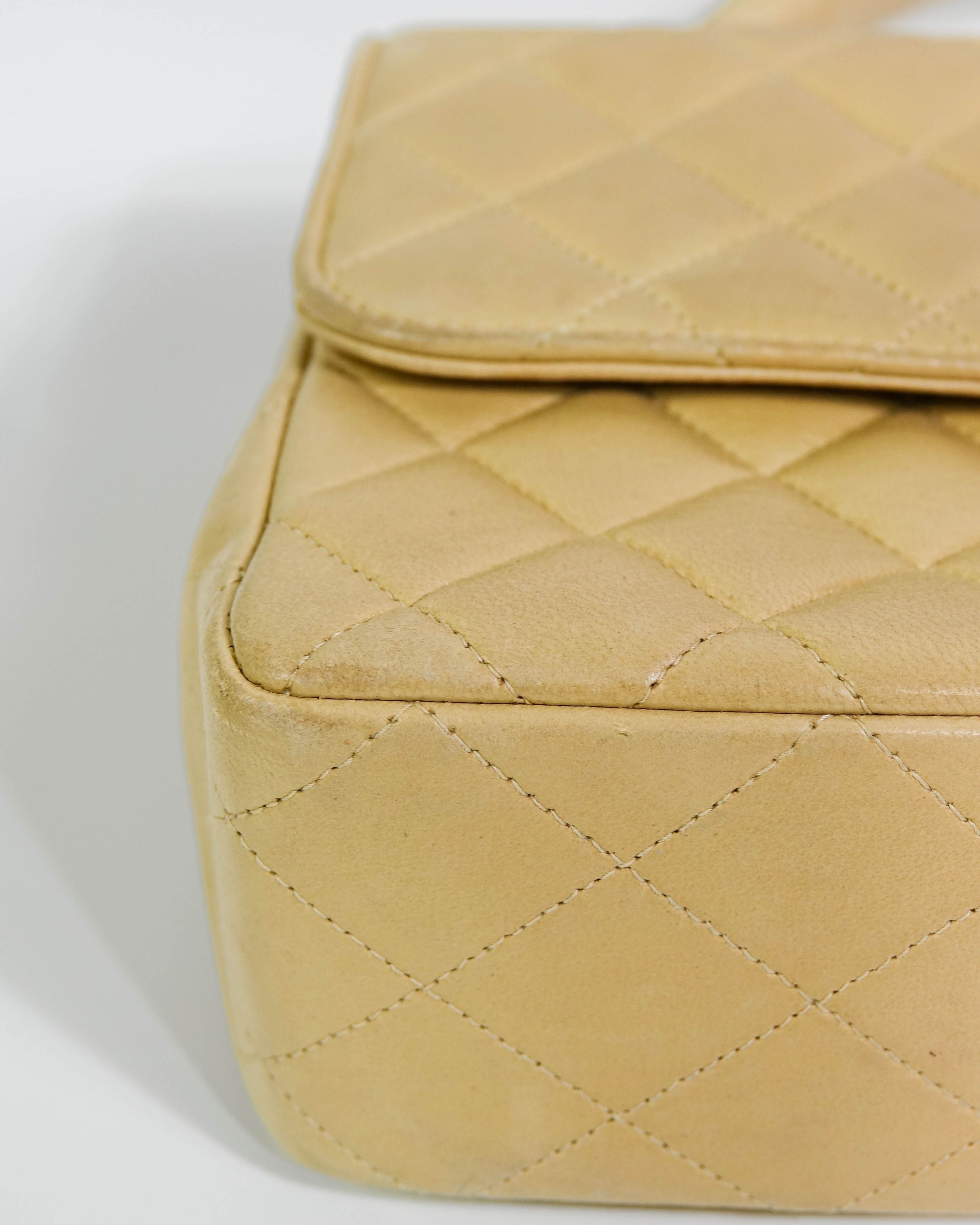 Sac Classic Timeless Medium Chanel en cuir d'agneau - Beige Lola Collective