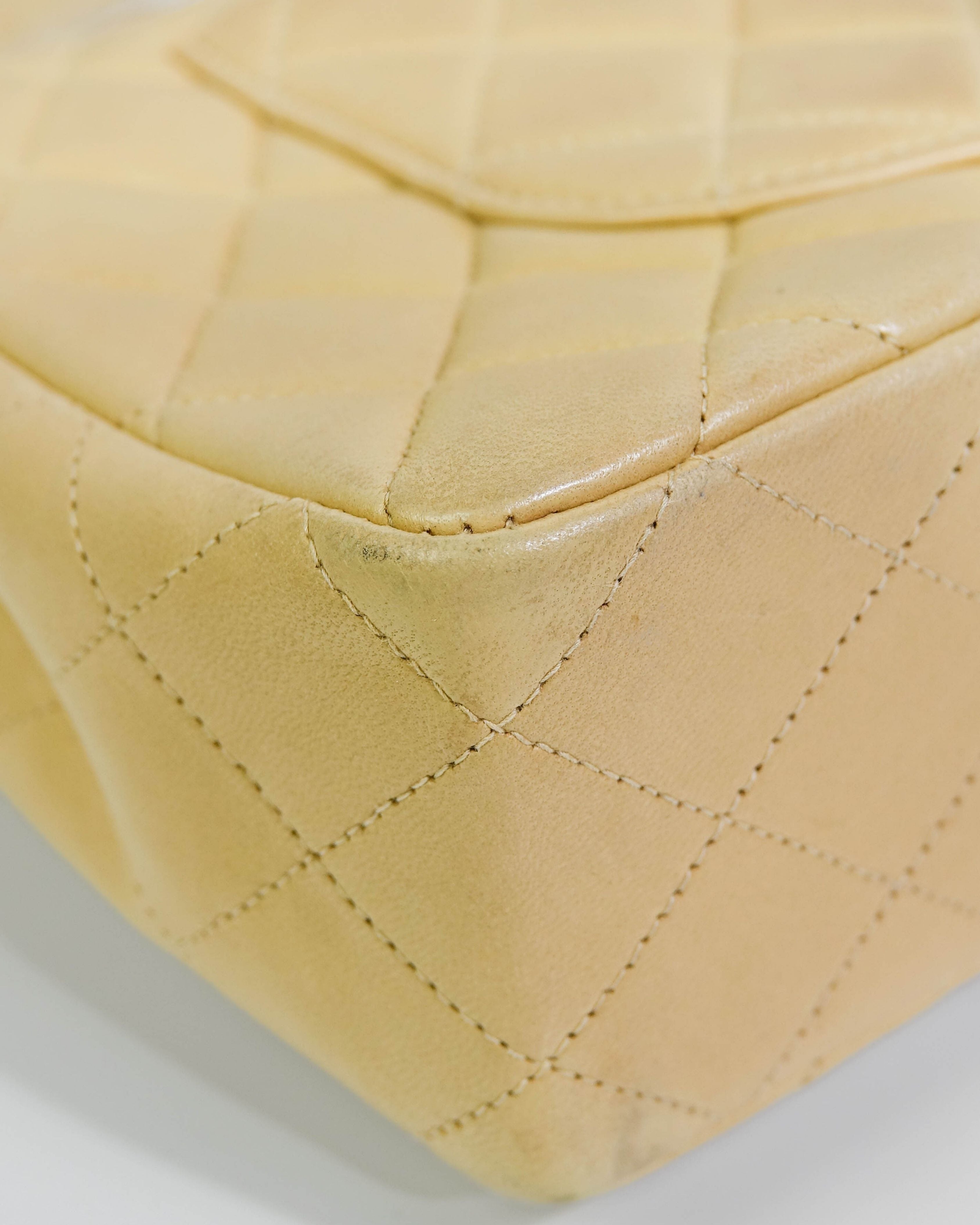 Sac Classic Timeless Medium Chanel en cuir d'agneau - Beige Lola Collective