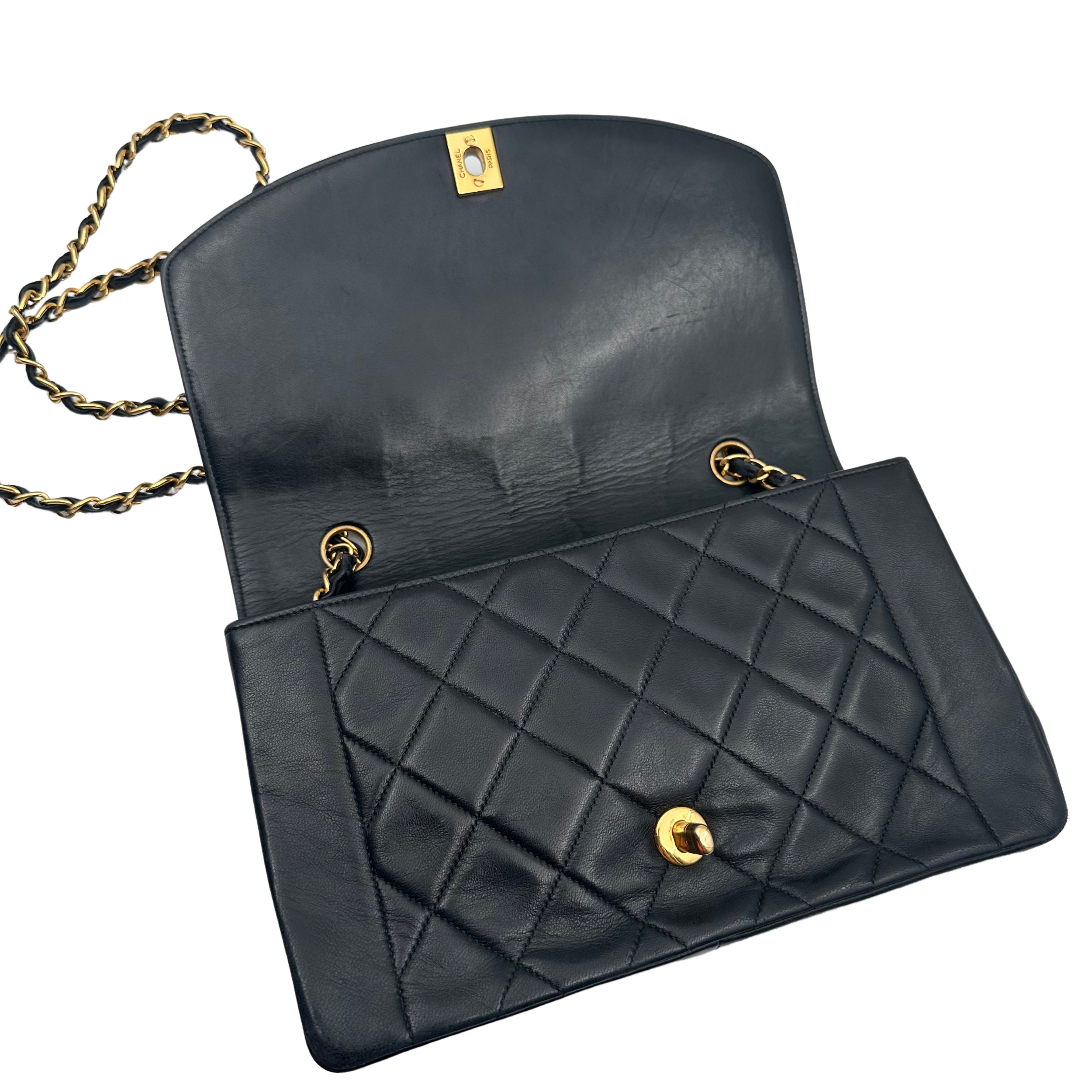 CLASSIC DIANA MEDIUM - CHANEL Lola Collective