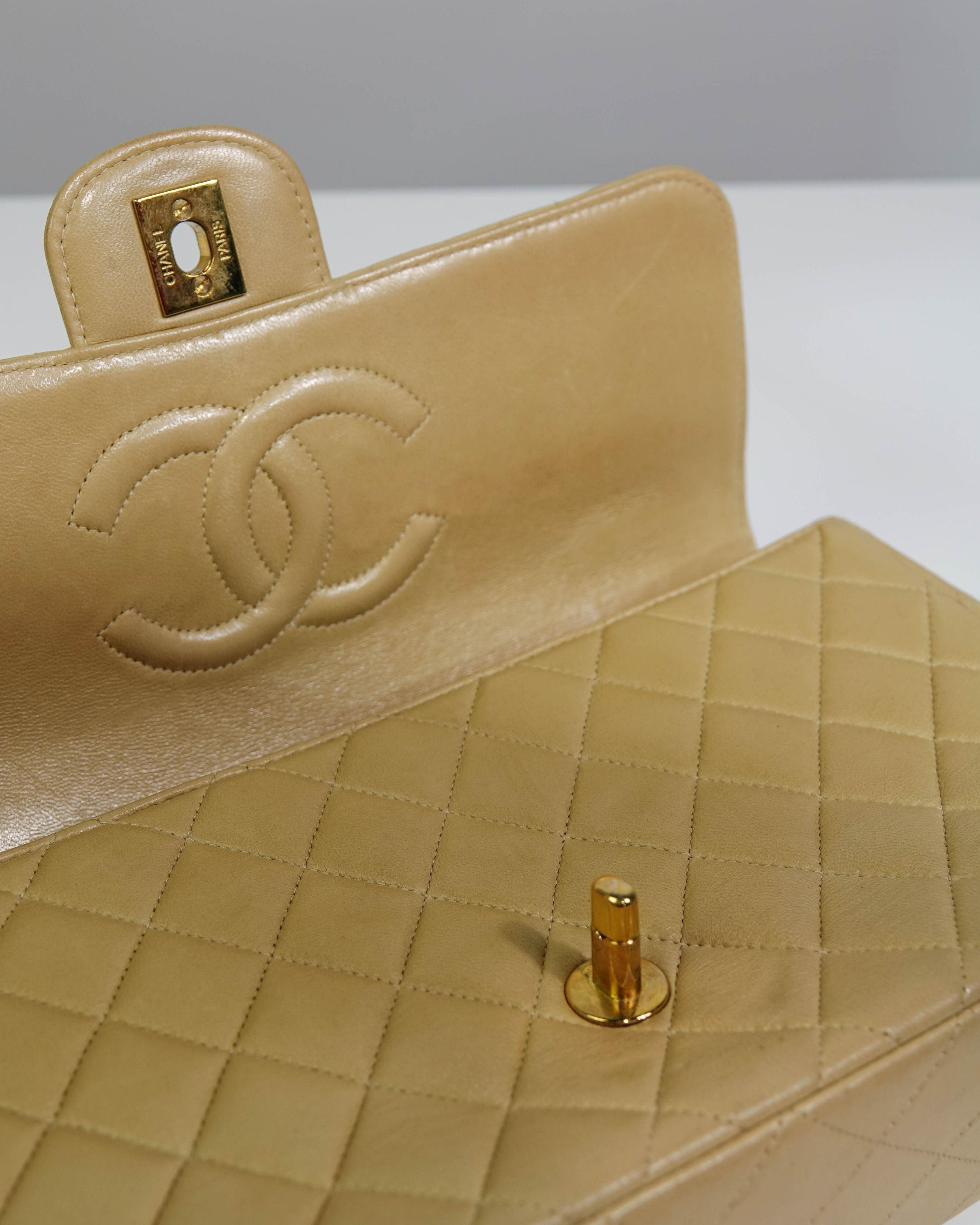 Sac Classic Timeless Medium Chanel en cuir d'agneau - Beige Lola Collective