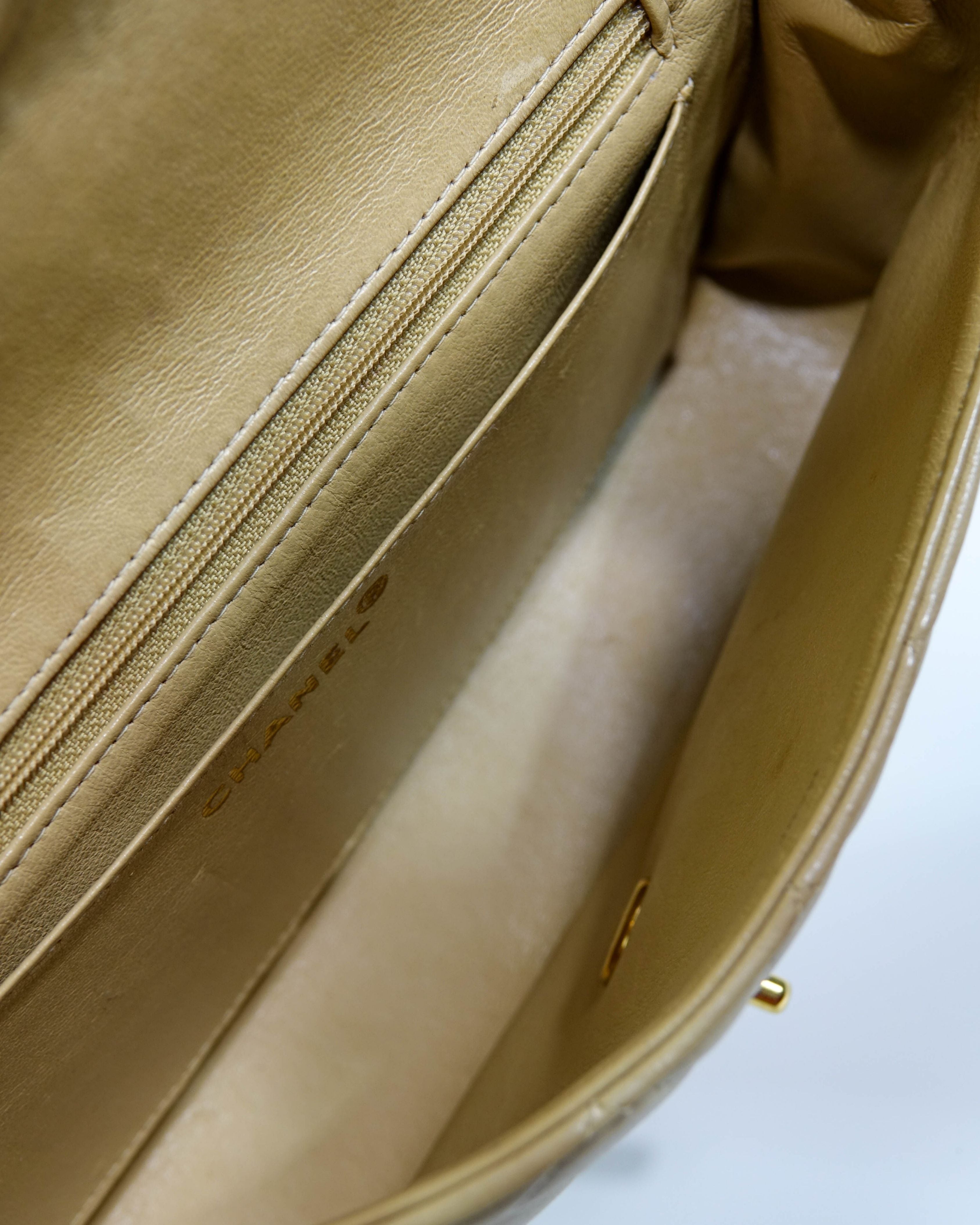 Sac Classic Timeless Medium Chanel en cuir d'agneau - Beige Lola Collective