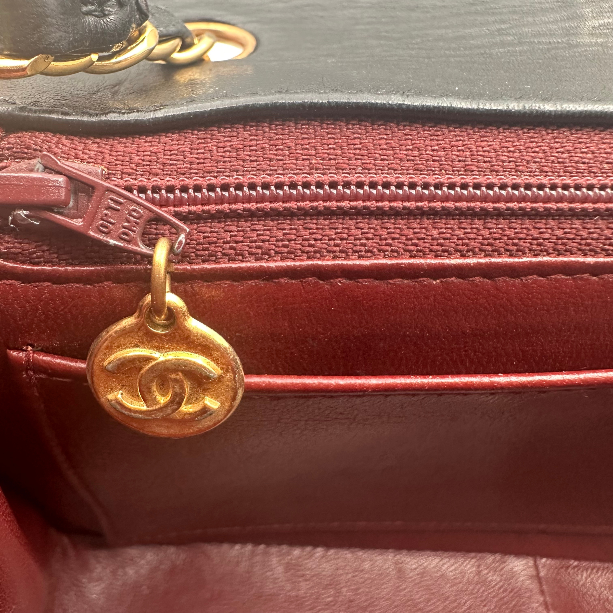 CLASSIC DIANA MEDIUM - CHANEL Lola Collective