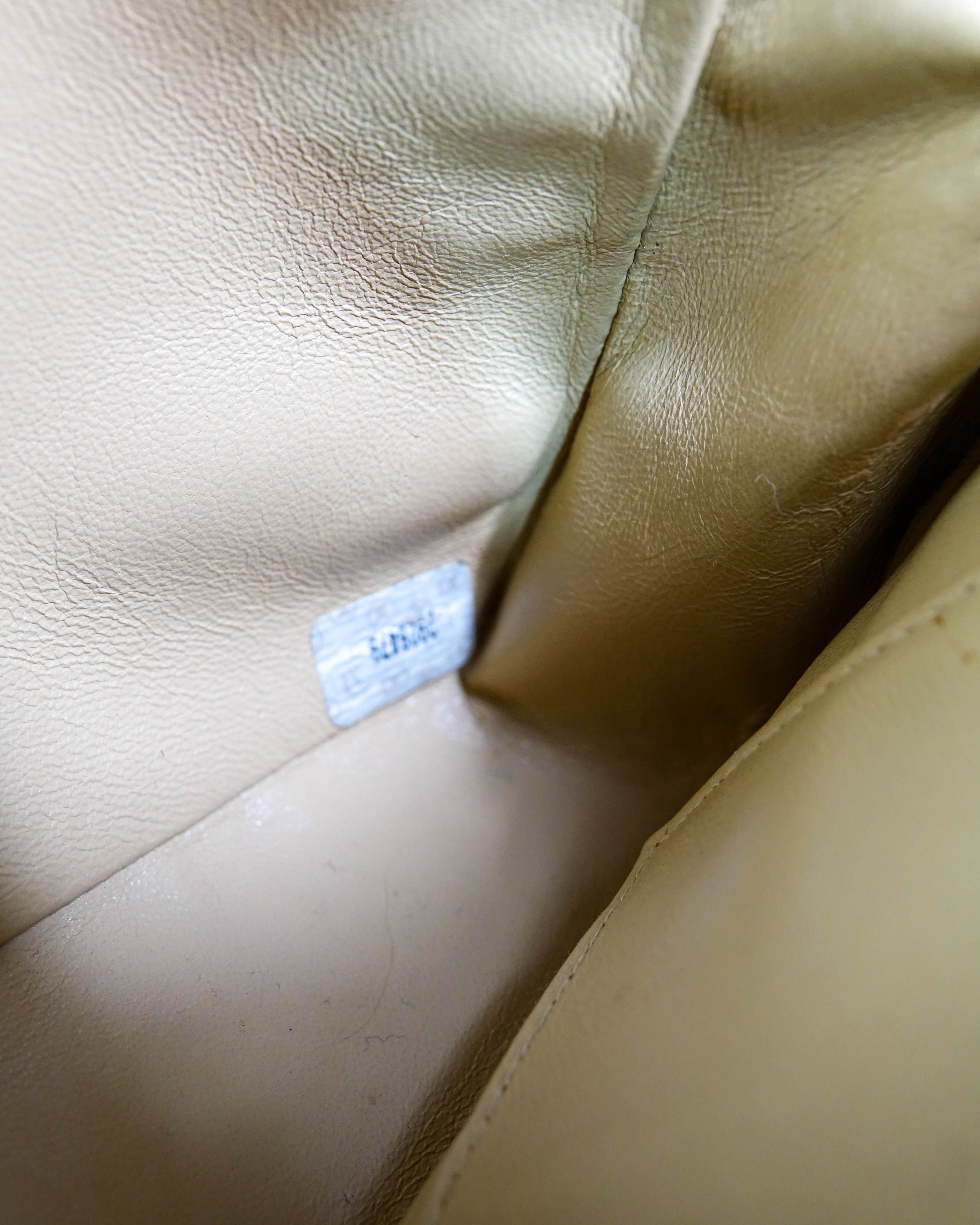 Sac Classic Timeless Medium Chanel en cuir d'agneau - Beige Lola Collective