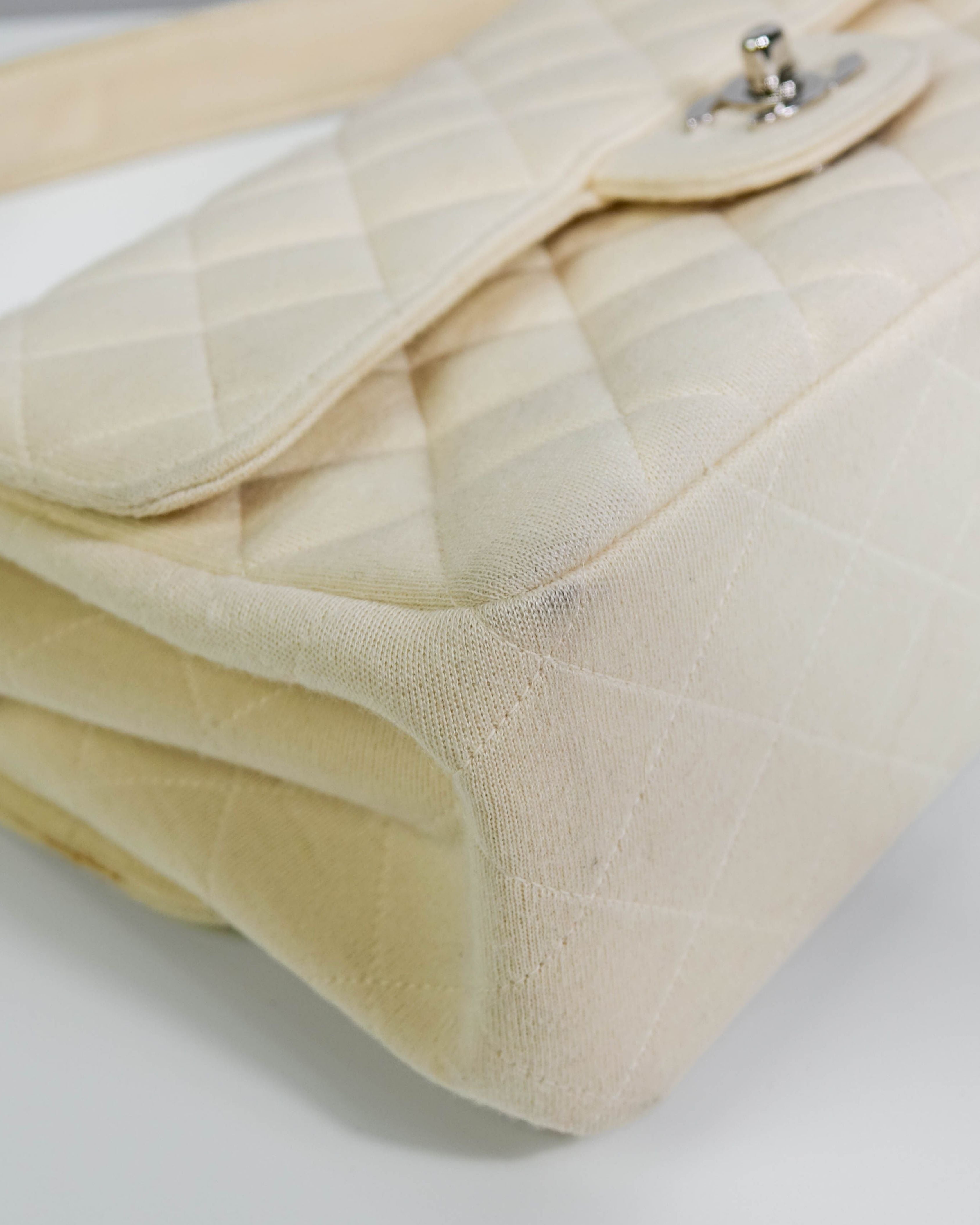 Sac Classic timeless Double Face en tissu Chanel - beige Lola Collective