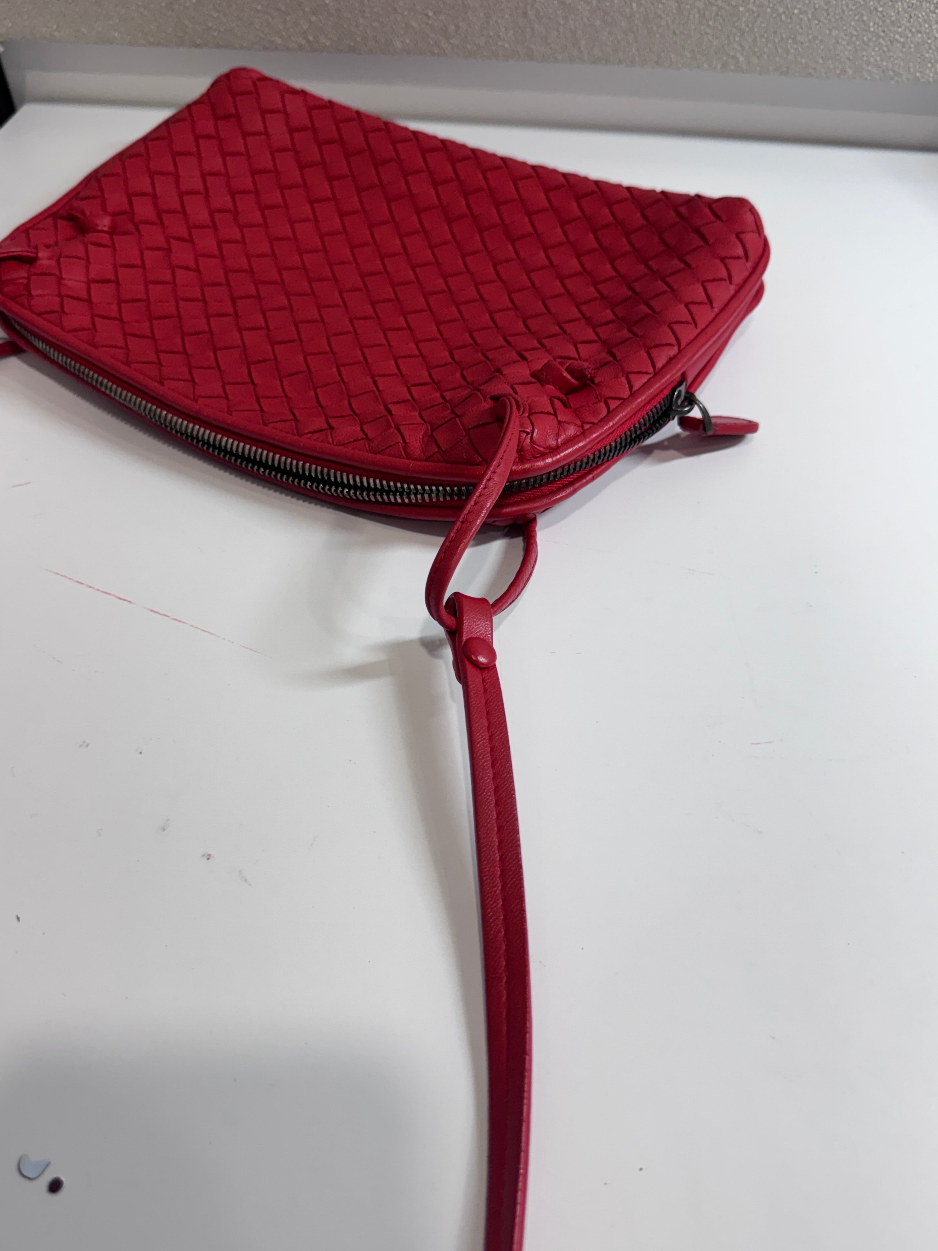 AG0326-15 Bottega Veneta bandoulière intrecciatto rouge Lola Collective