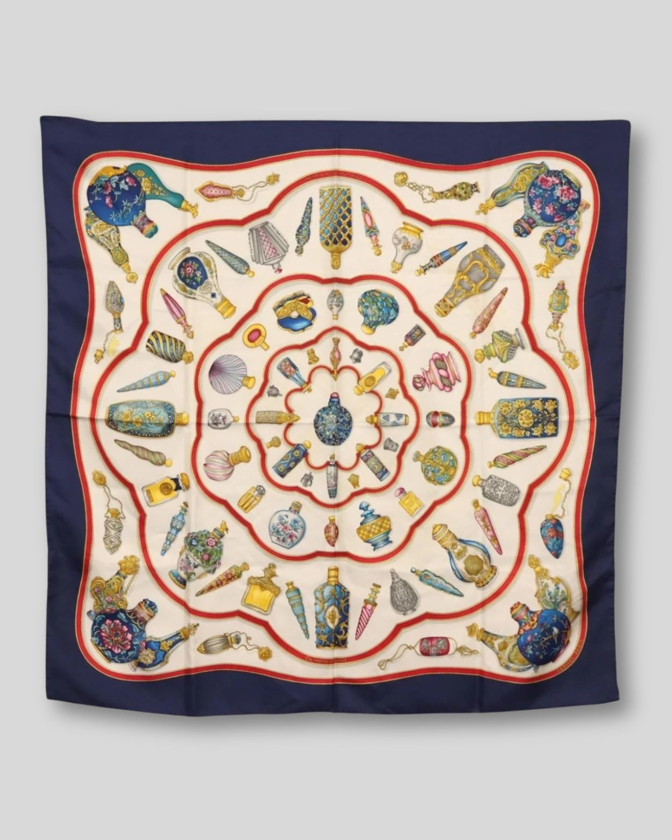 Foulard Carré 90 “Qu’importe le flacon” en soie blanche – Hermès Lola Collective