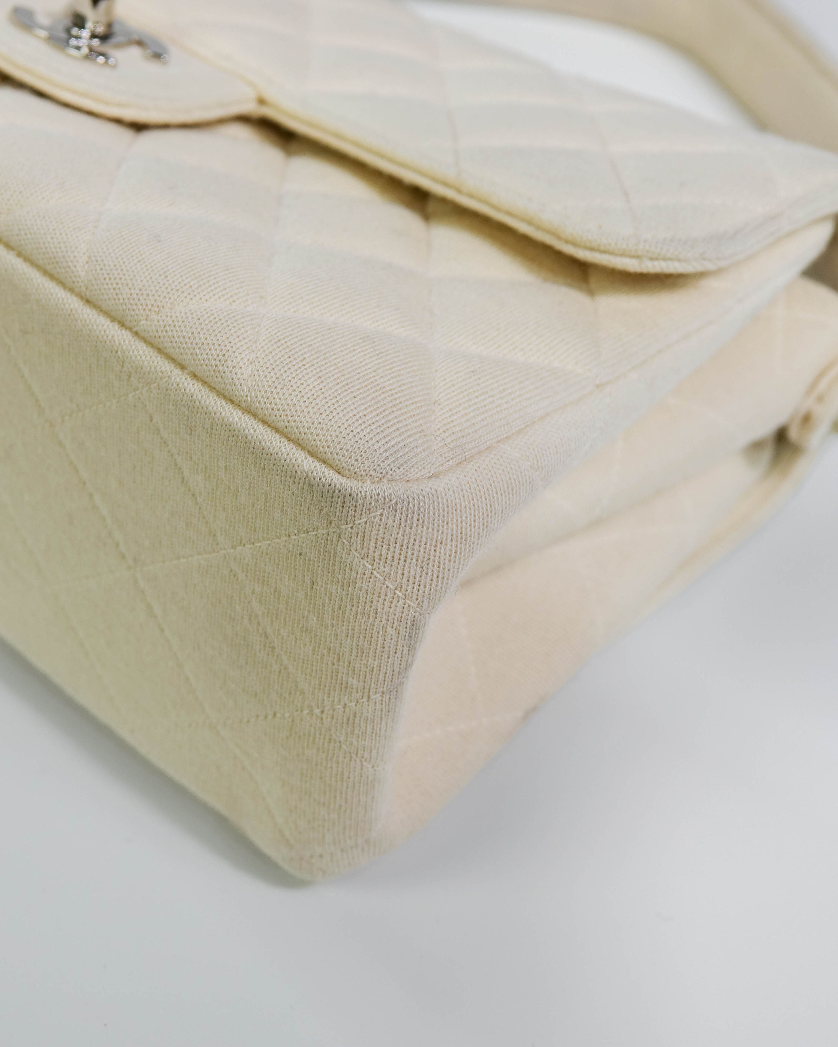 Sac Classic timeless Double Face en tissu Chanel - beige Lola Collective