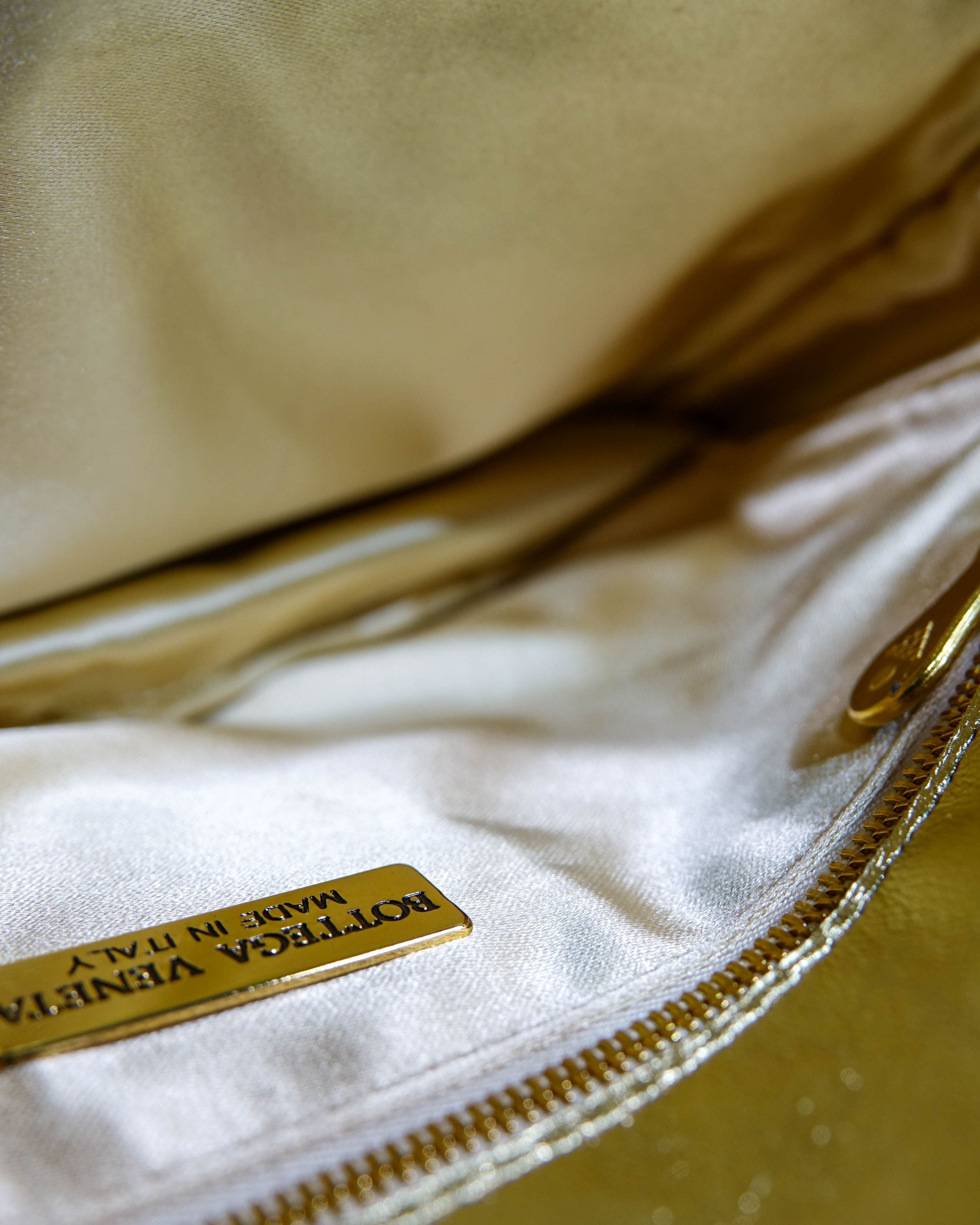 Sac pochette Bottega Veneta cuir intrecciato - or Lola Collective