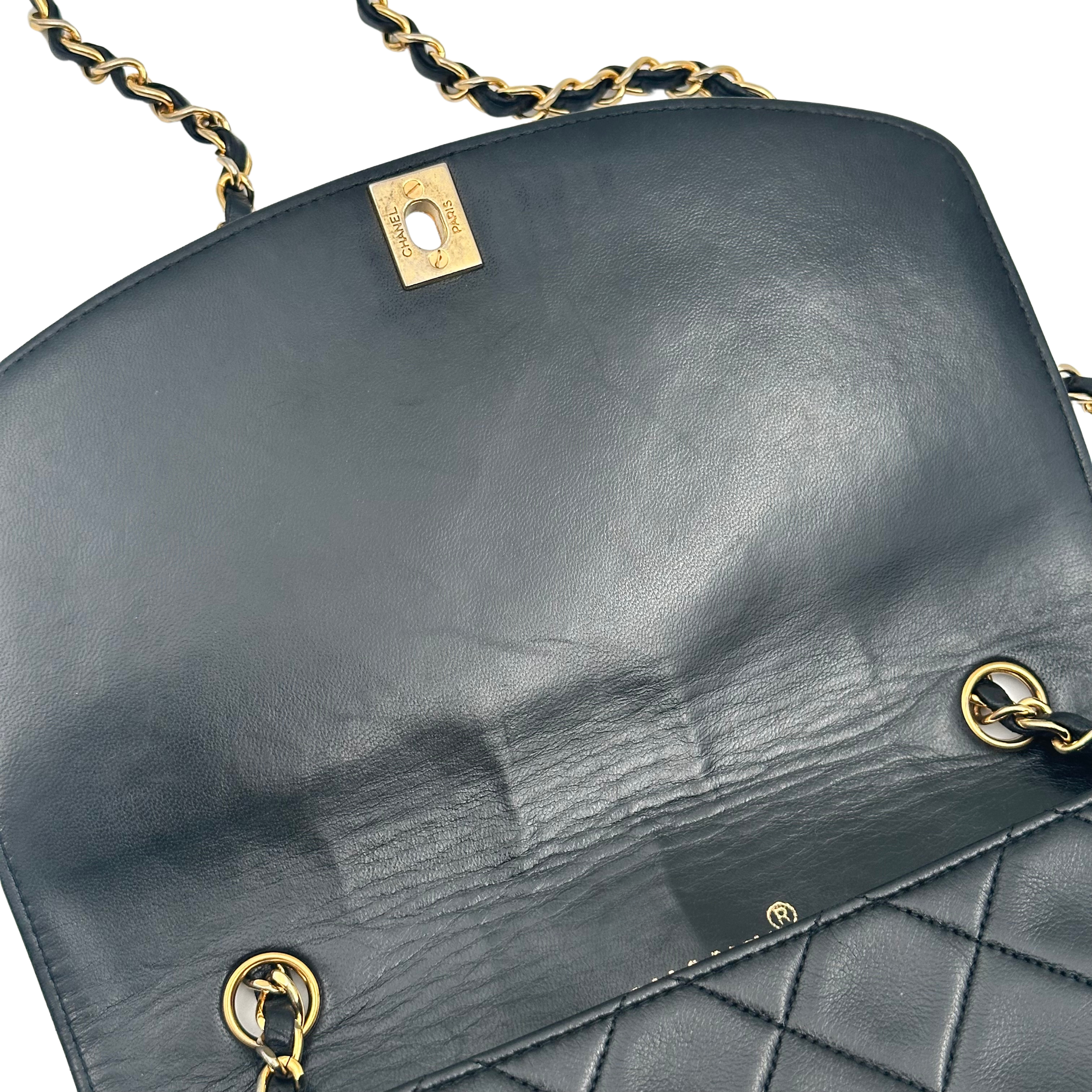 CLASSIC DIANA MEDIUM - CHANEL Lola Collective