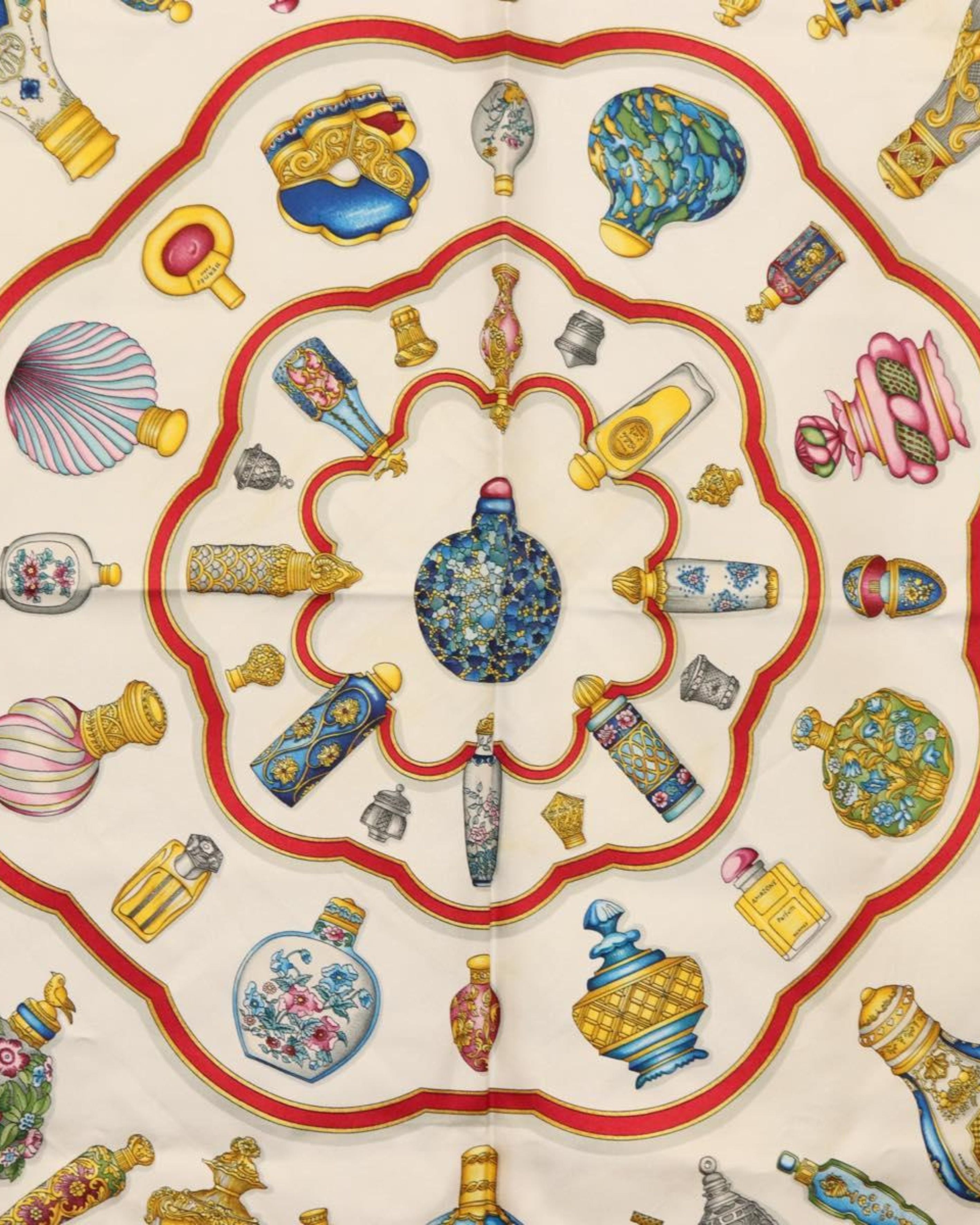 Foulard Carré 90 “Qu’importe le flacon” en soie blanche – Hermès Lola Collective