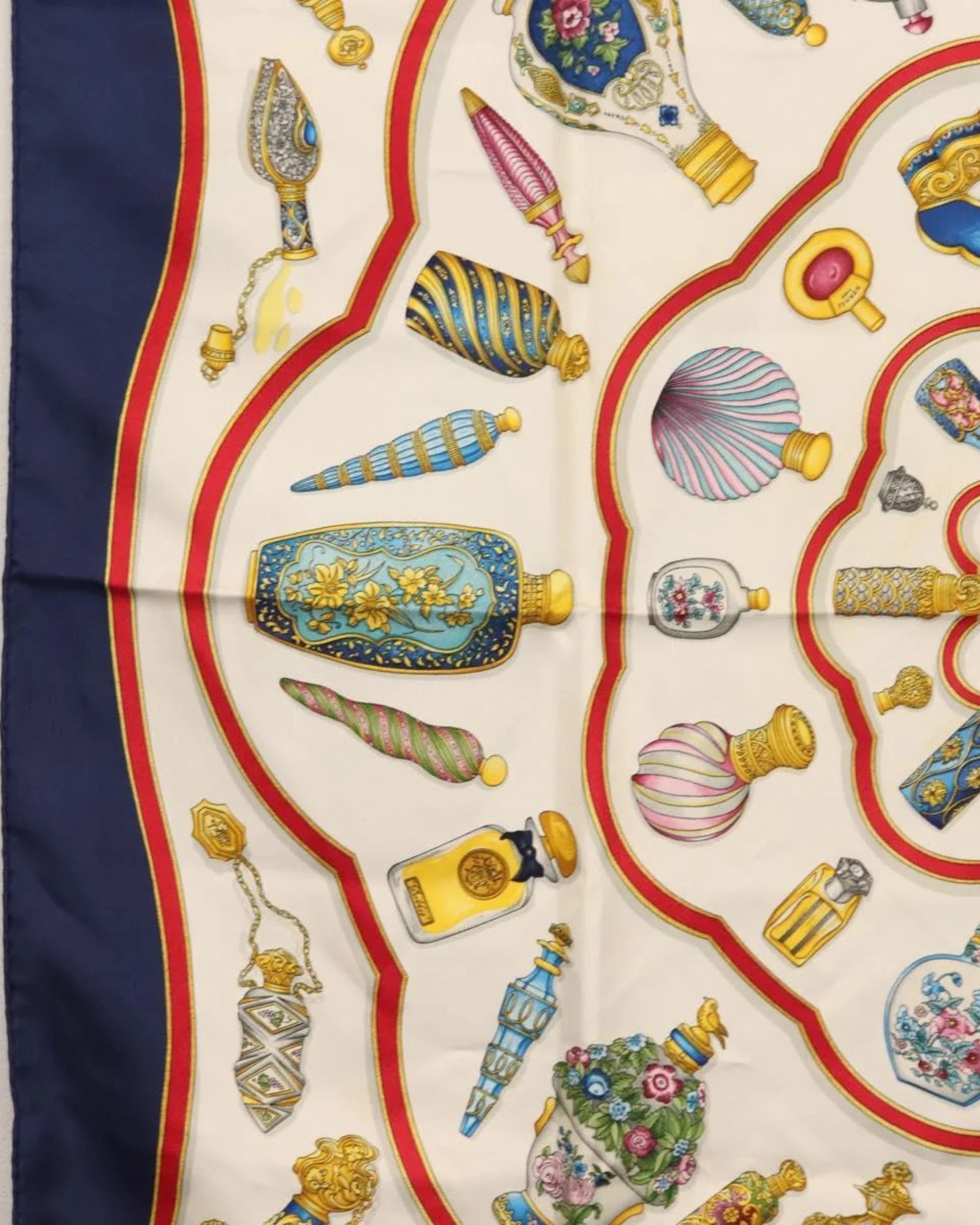 Foulard Carré 90 “Qu’importe le flacon” en soie blanche – Hermès Lola Collective