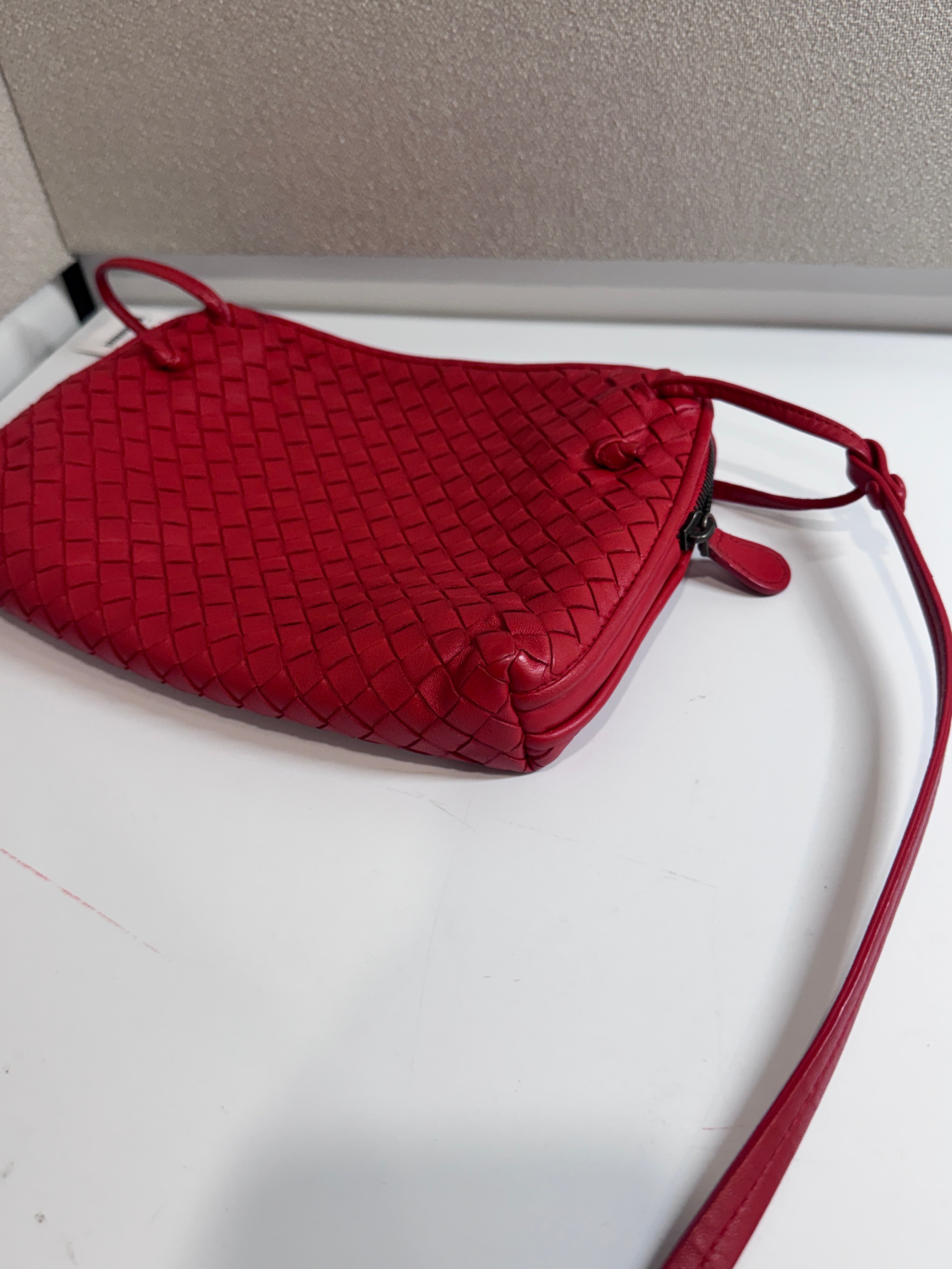 AG0326-15 Bottega Veneta bandoulière intrecciatto rouge Lola Collective