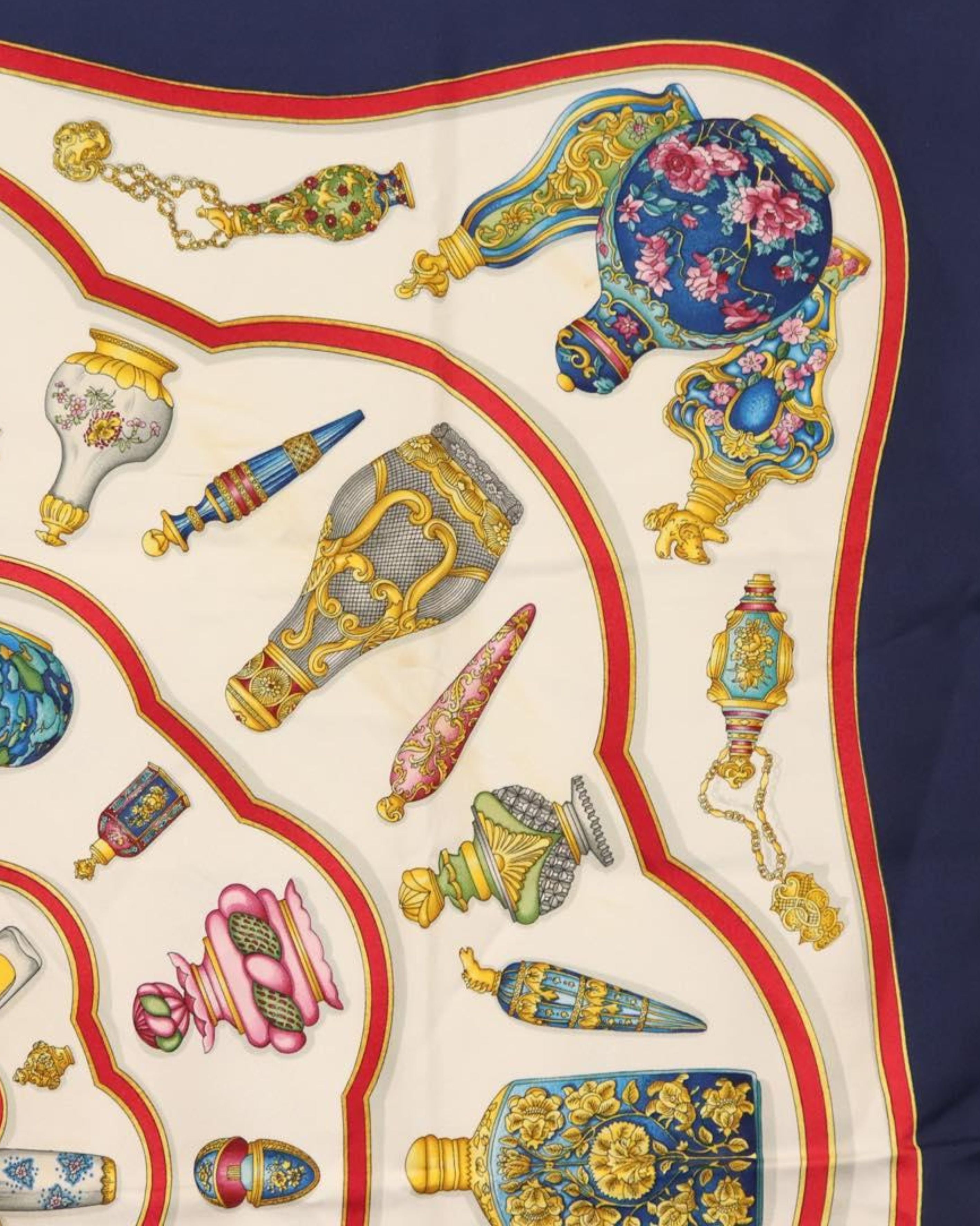 Foulard Carré 90 “Qu’importe le flacon” en soie blanche – Hermès Lola Collective