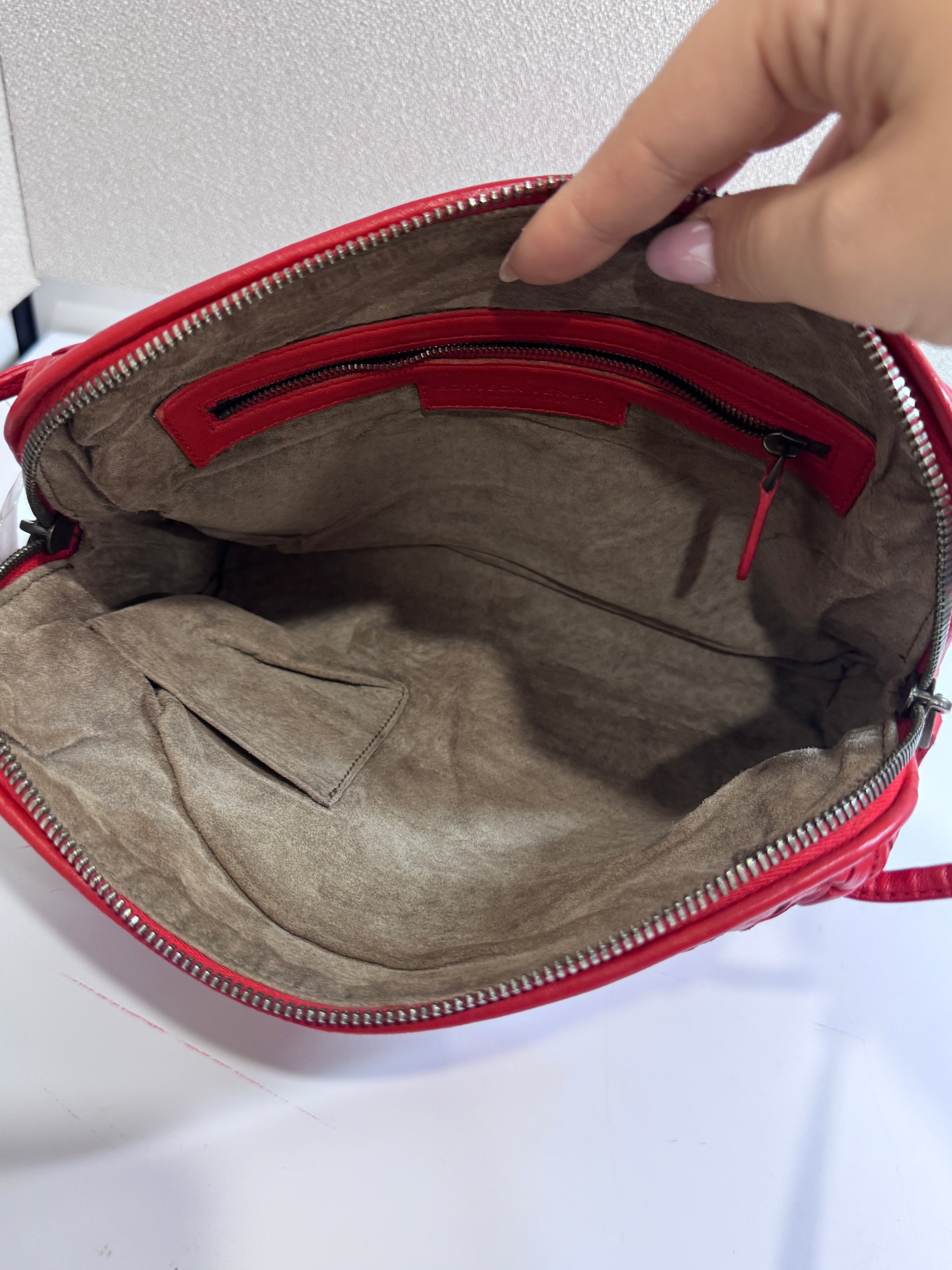 AG0326-15 Bottega Veneta bandoulière intrecciatto rouge Lola Collective