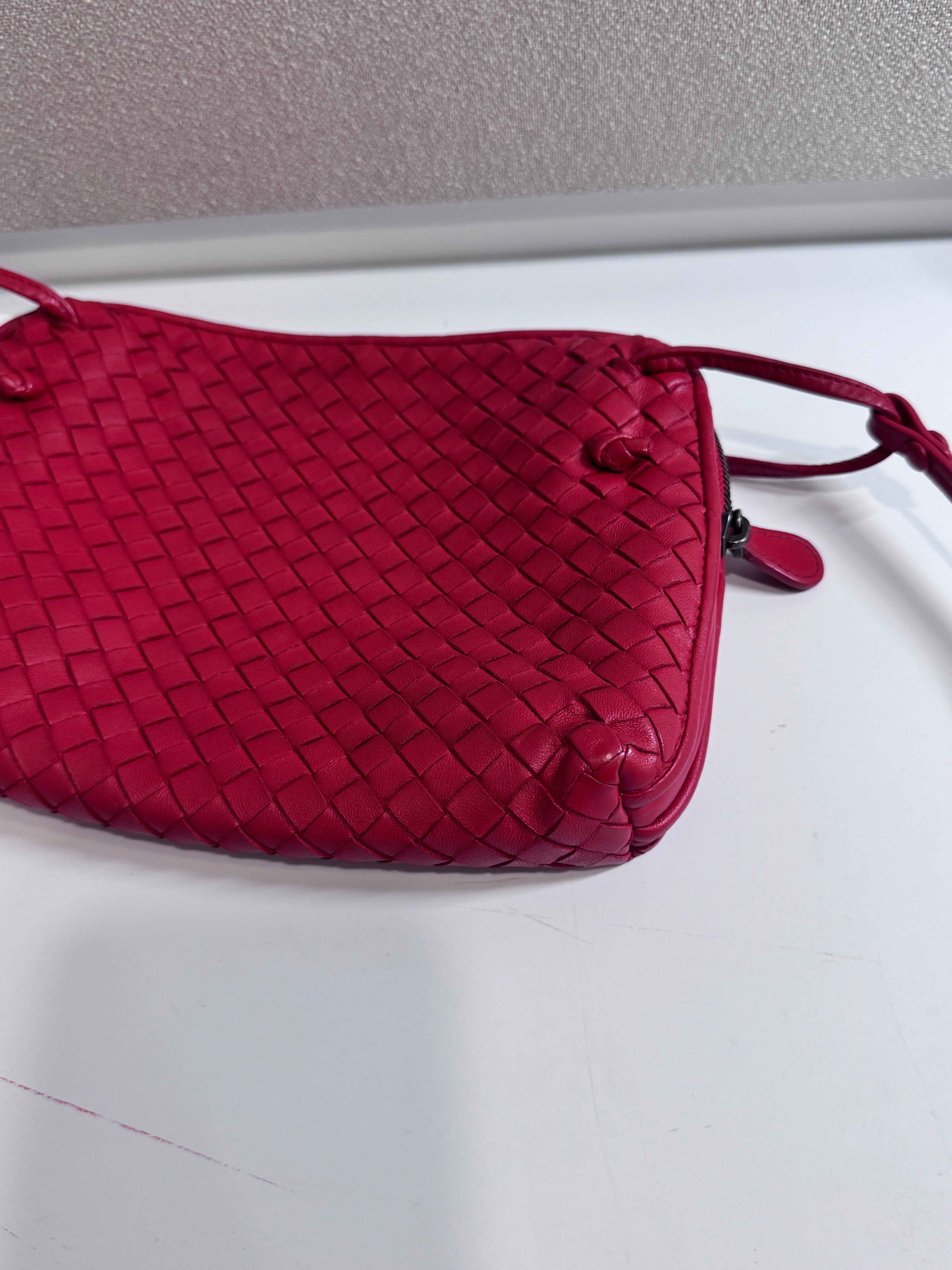 AG0326-15 Bottega Veneta bandoulière intrecciatto rouge Lola Collective