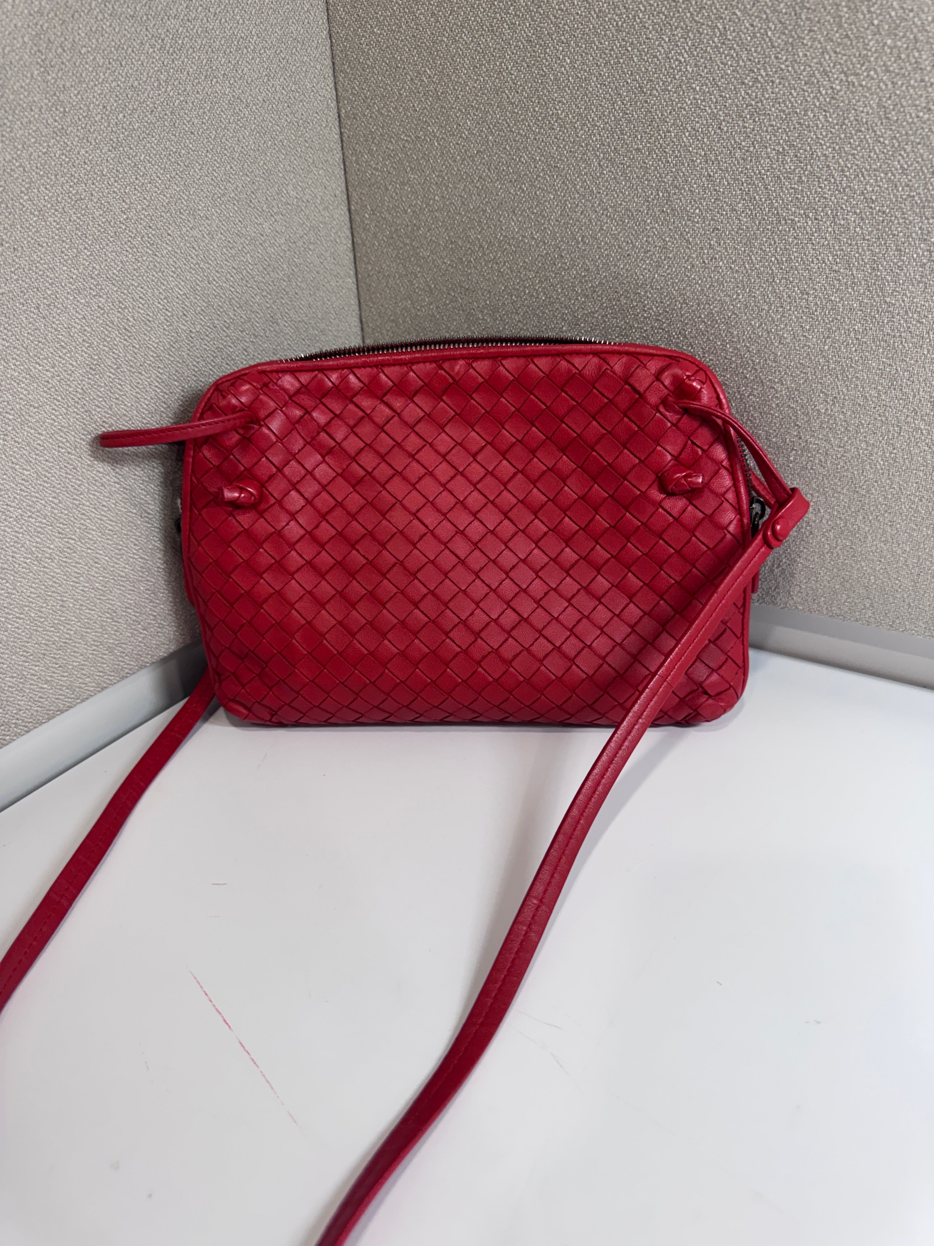 AG0326-15 Bottega Veneta bandoulière intrecciatto rouge Lola Collective