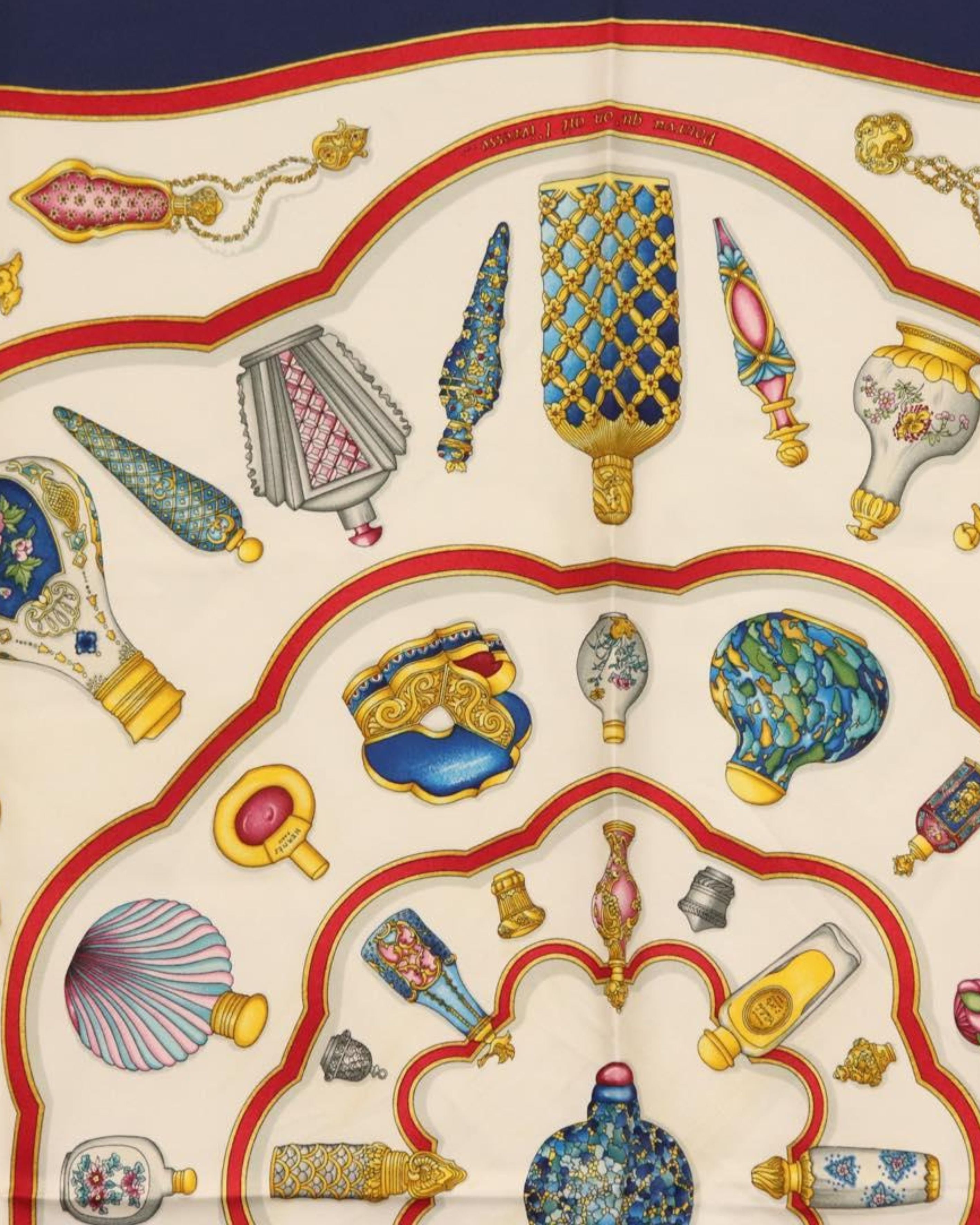 Foulard Carré 90 “Qu’importe le flacon” en soie blanche – Hermès Lola Collective