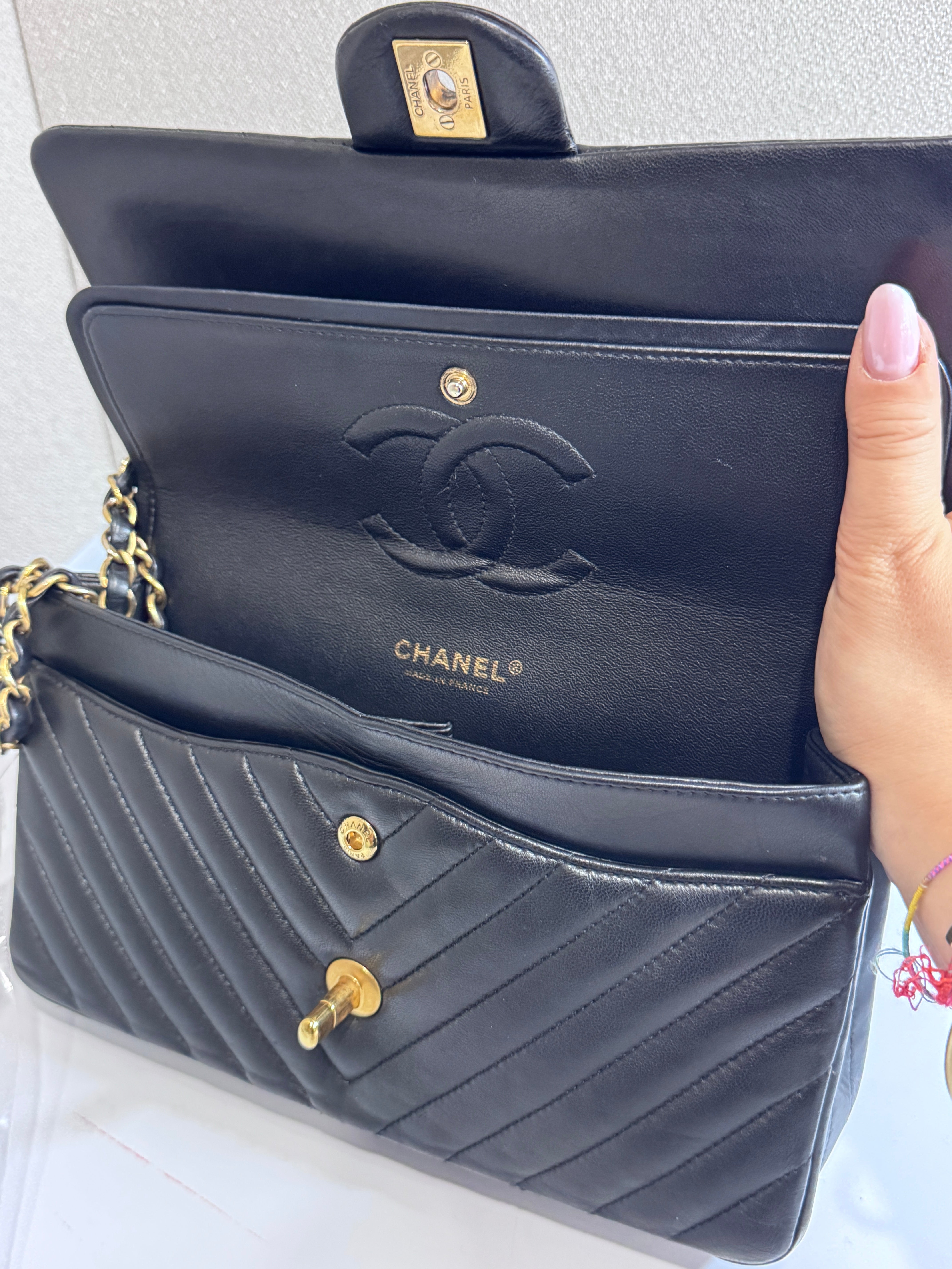 AG0326-33 Chanel Classic chevron medium agneau noir Lola Collective