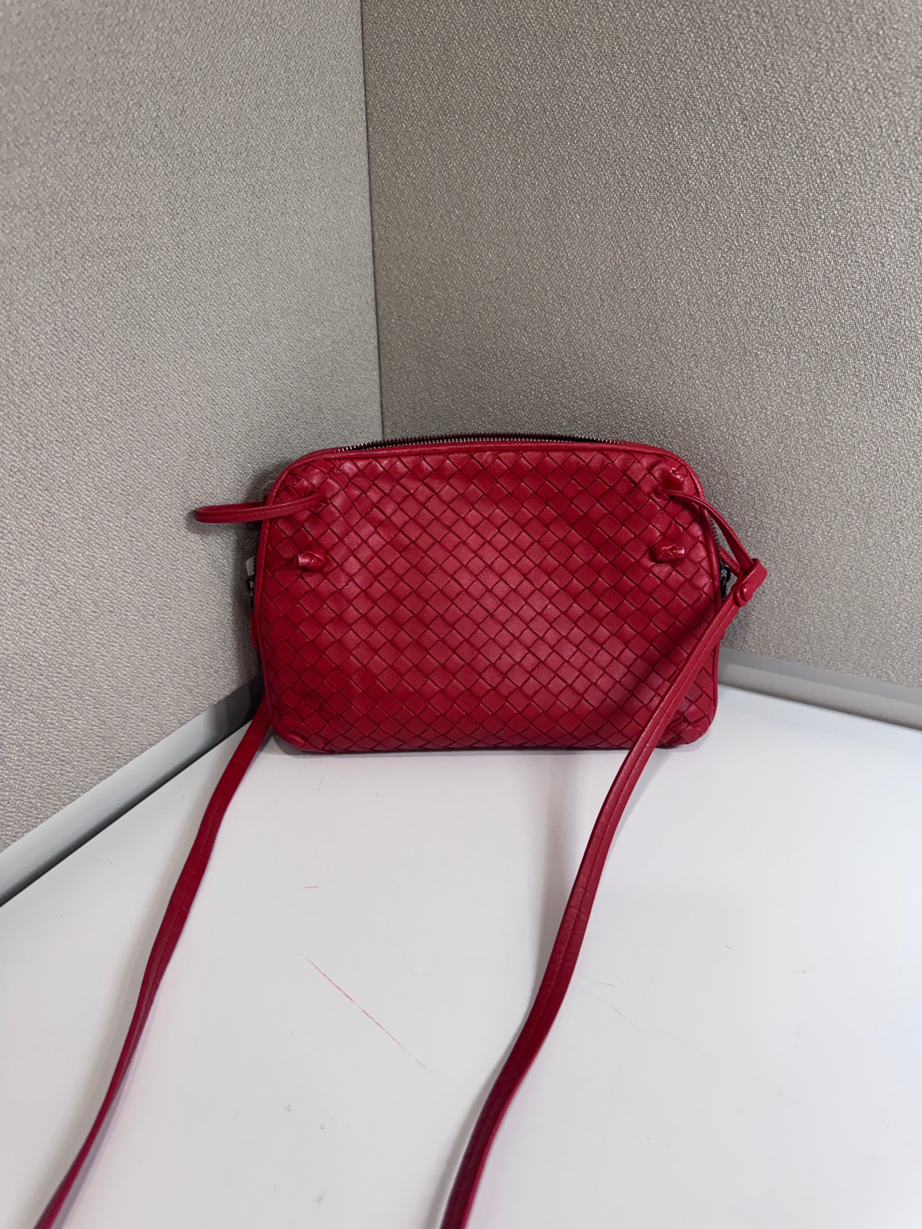 AG0326-15 Bottega Veneta bandoulière intrecciatto rouge Lola Collective