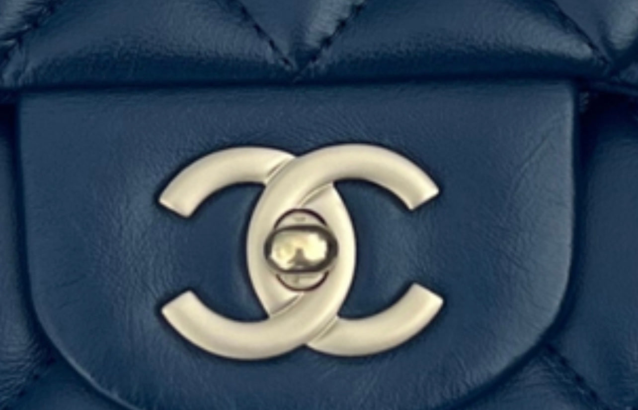 Classic Simple Flap Timeless Jumbo -  CHANEL Lola Collective