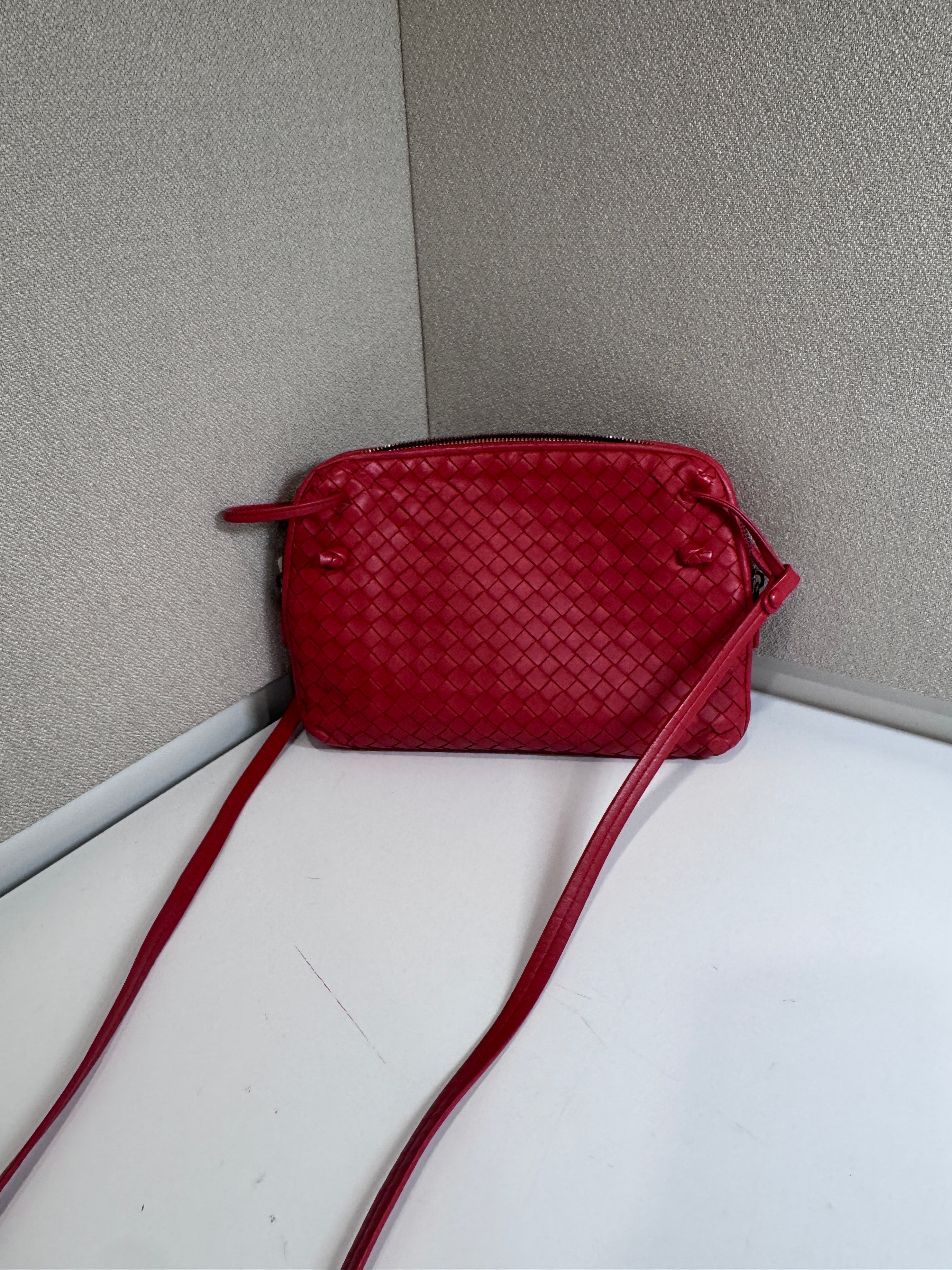 AG0326-15 Bottega Veneta bandoulière intrecciatto rouge Lola Collective