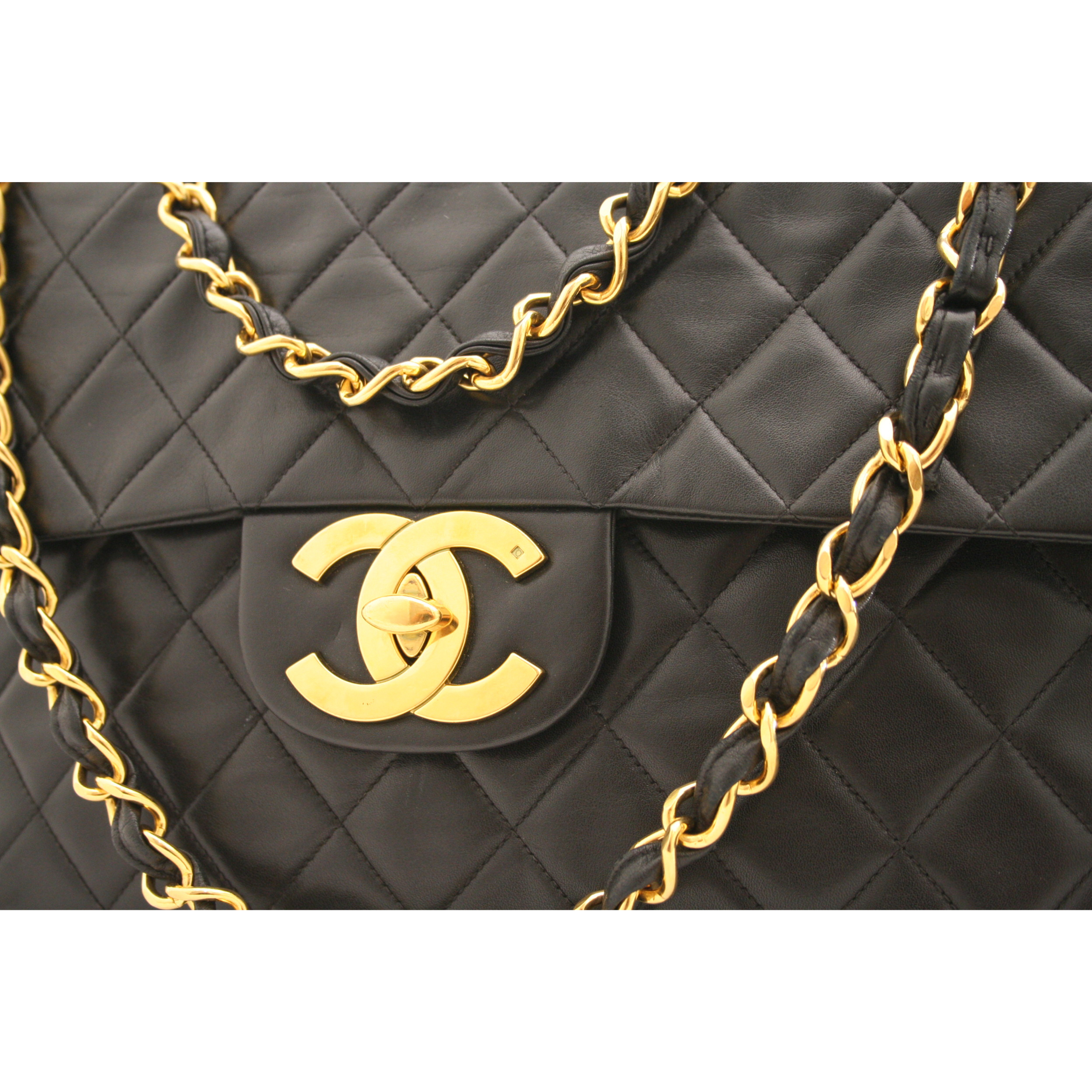 Classic Flap Maxi Noir Cuir d'agneau garnitures dorées 24k - Chanel Lola Collective