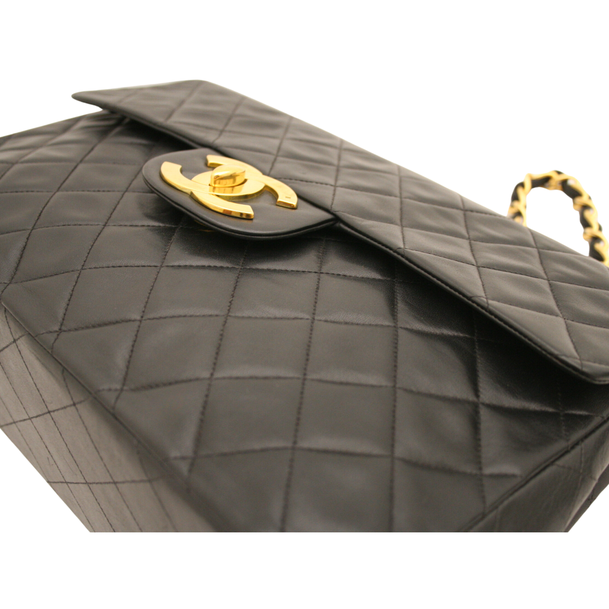 Classic Flap Maxi Noir Cuir d'agneau garnitures dorées 24k - Chanel Lola Collective