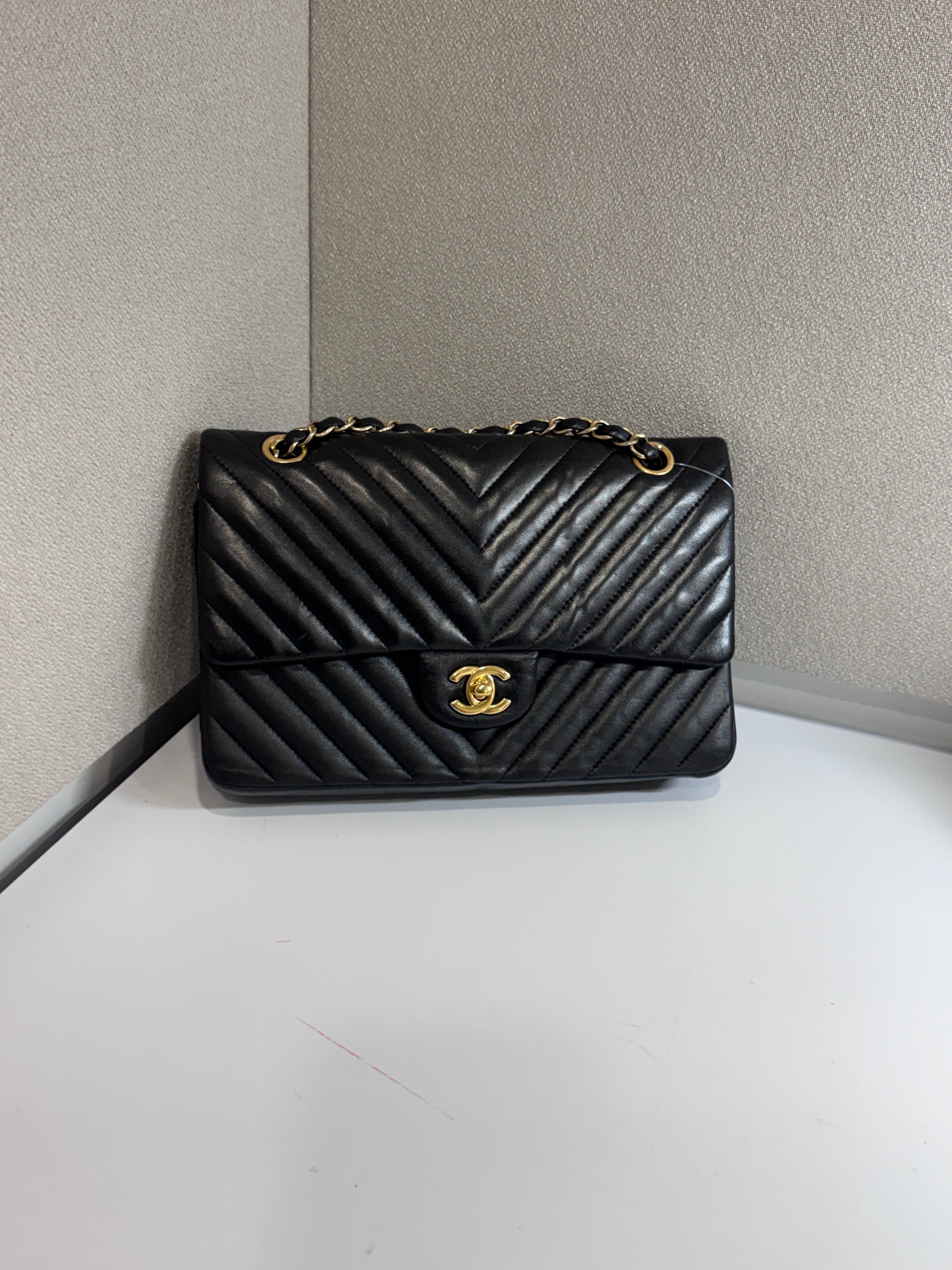 AG0326-33 Chanel Classic chevron medium agneau noir Lola Collective