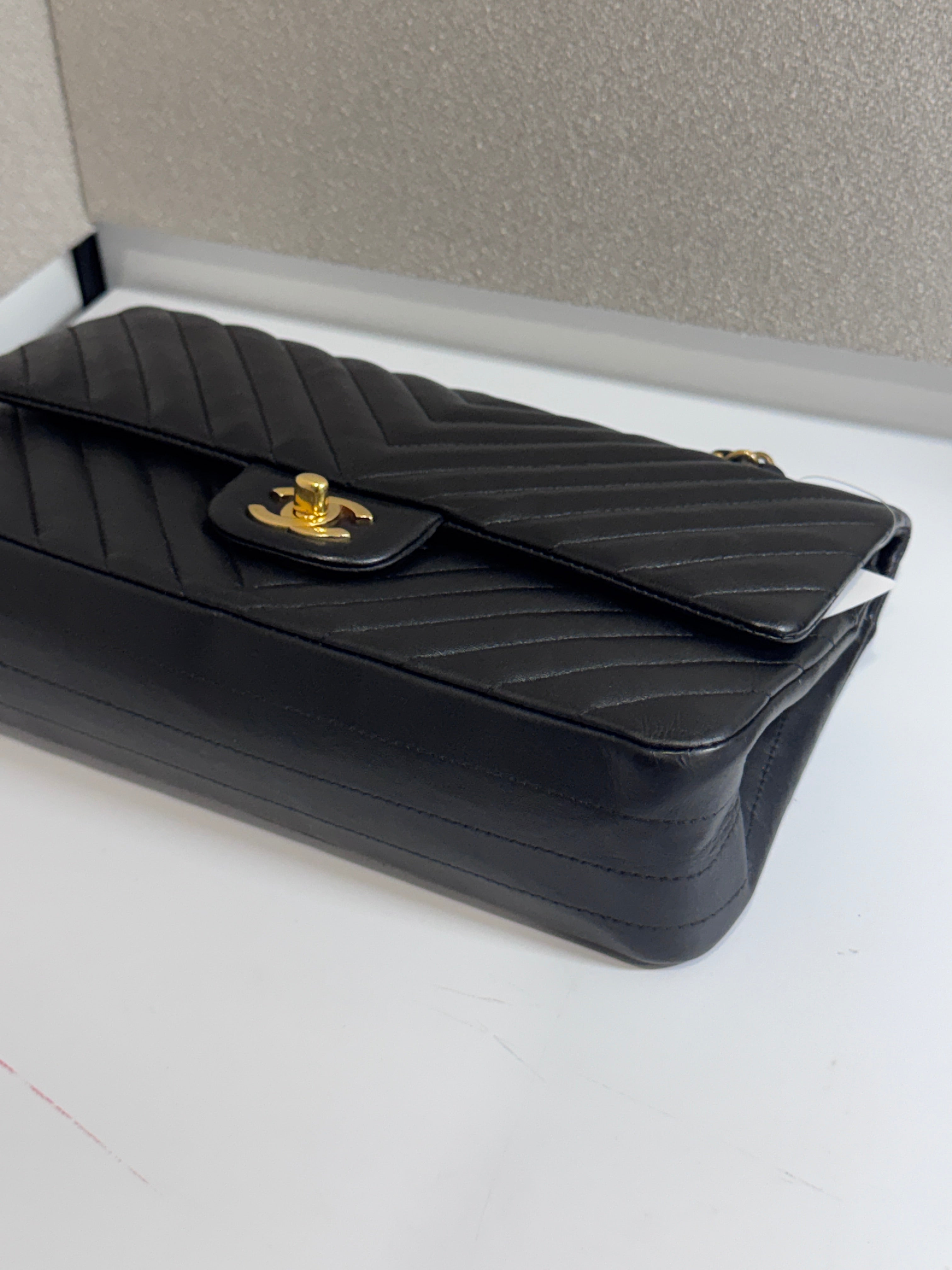 AG0326-33 Chanel Classic chevron medium agneau noir Lola Collective