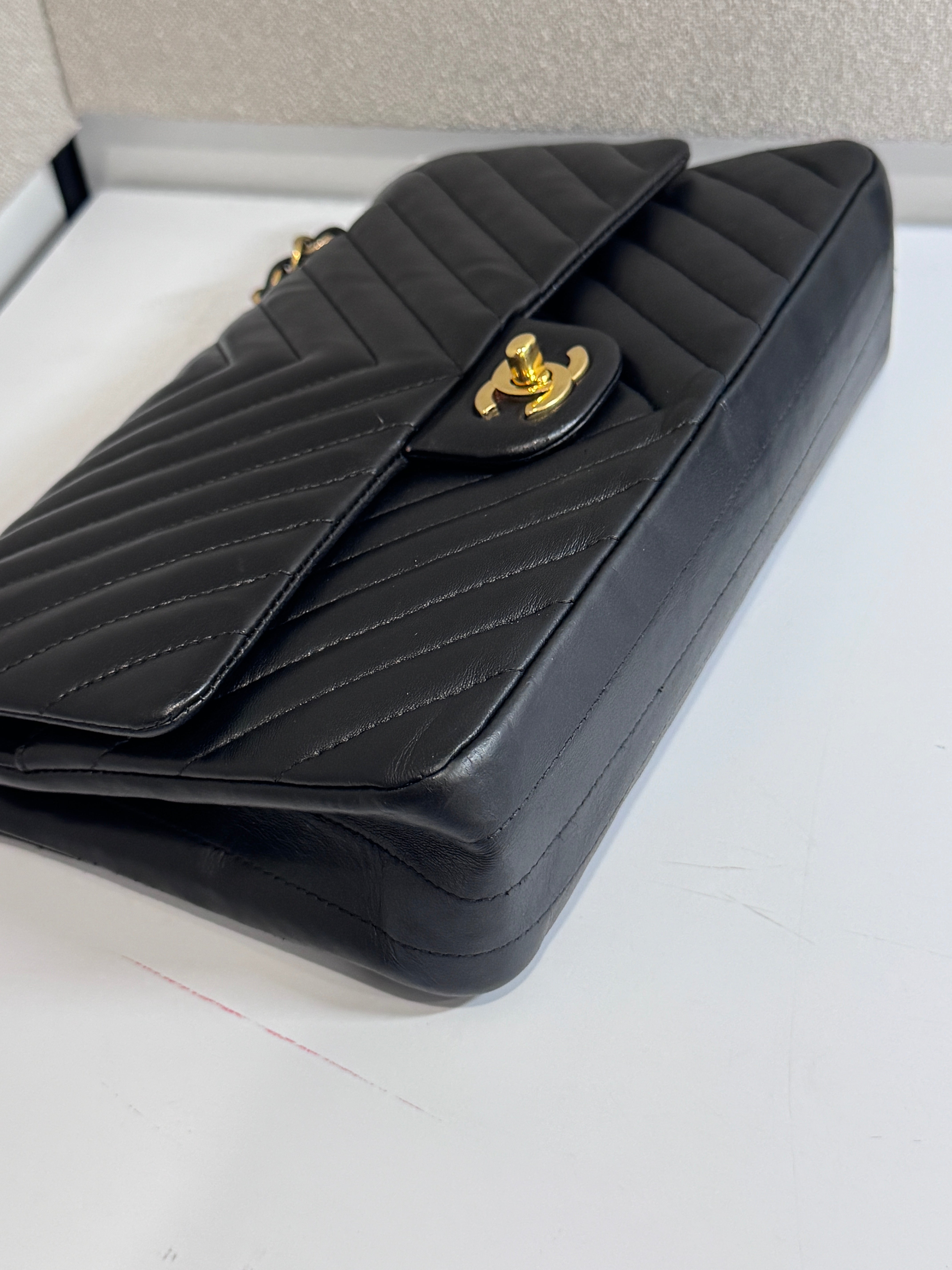 AG0326-33 Chanel Classic chevron medium agneau noir Lola Collective