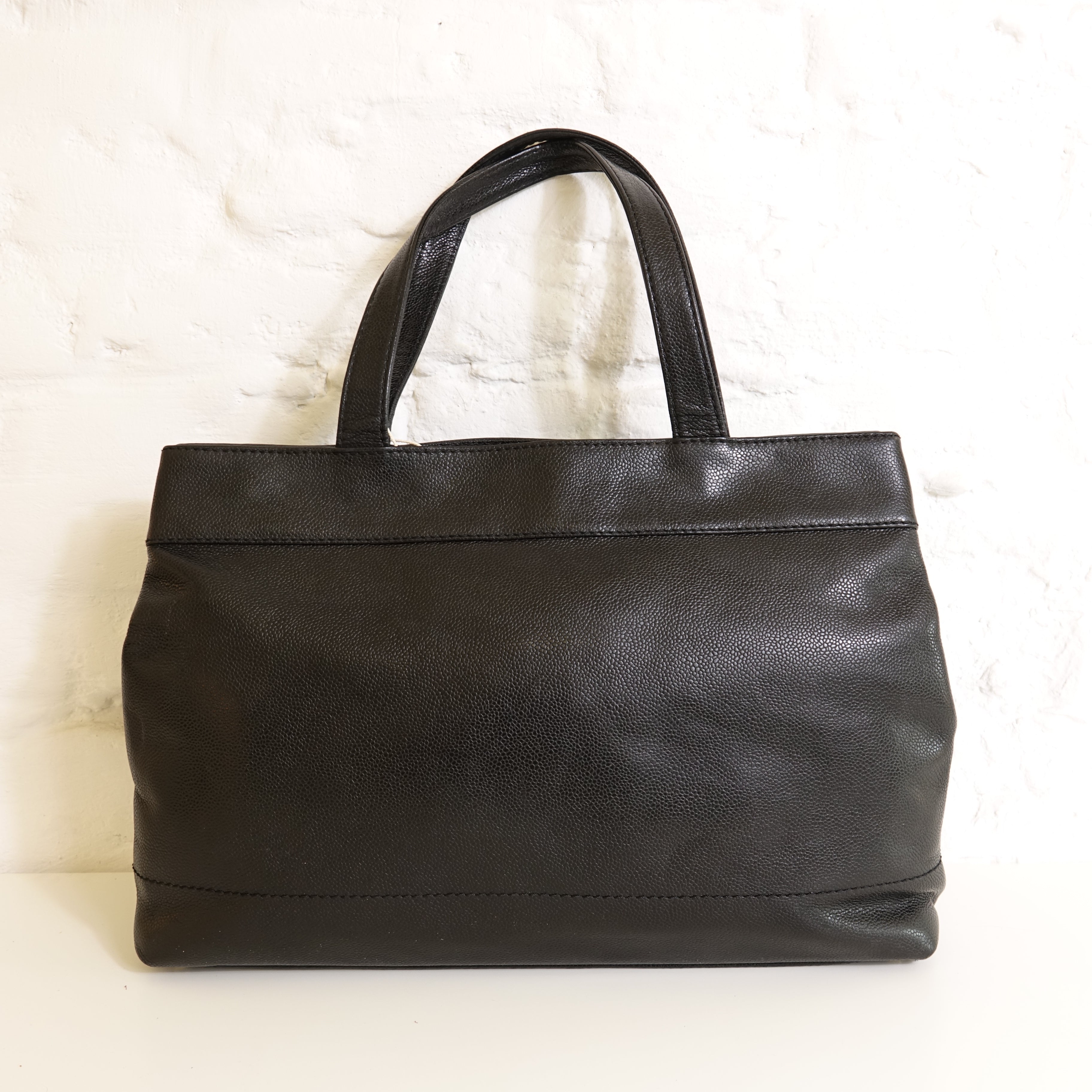 Chanel Sac cabas cuir caviar noir Lola collective