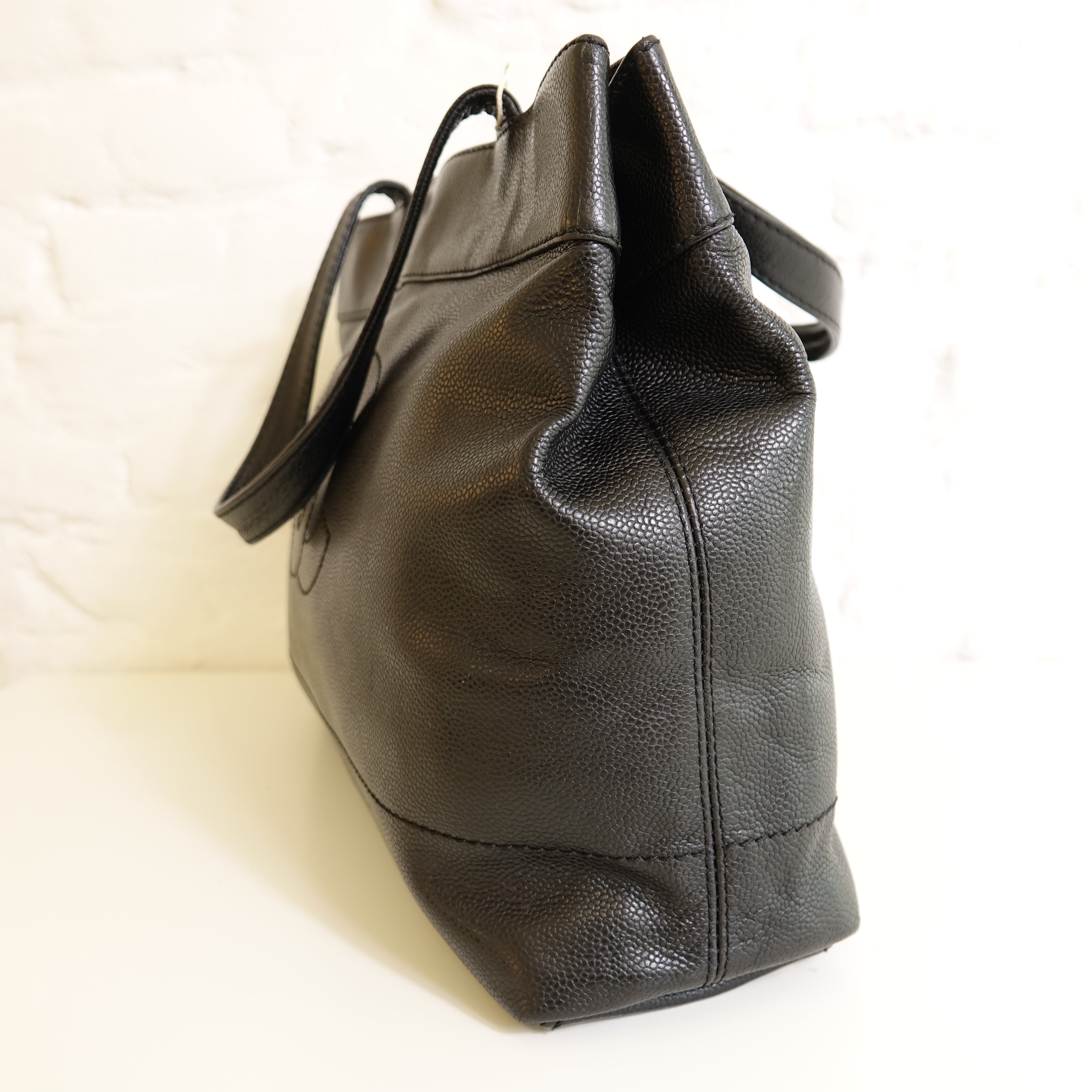 Chanel Sac cabas cuir caviar noir Lola collective