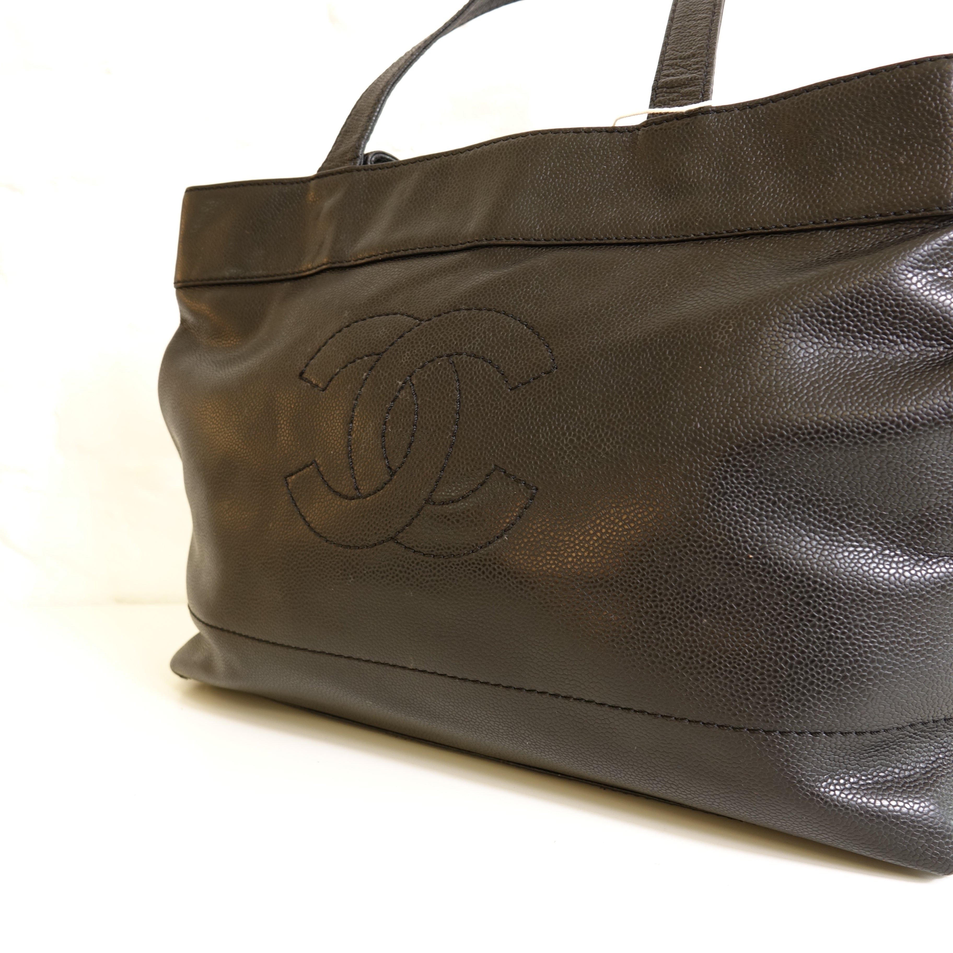 Chanel Sac cabas cuir caviar noir Lola collective