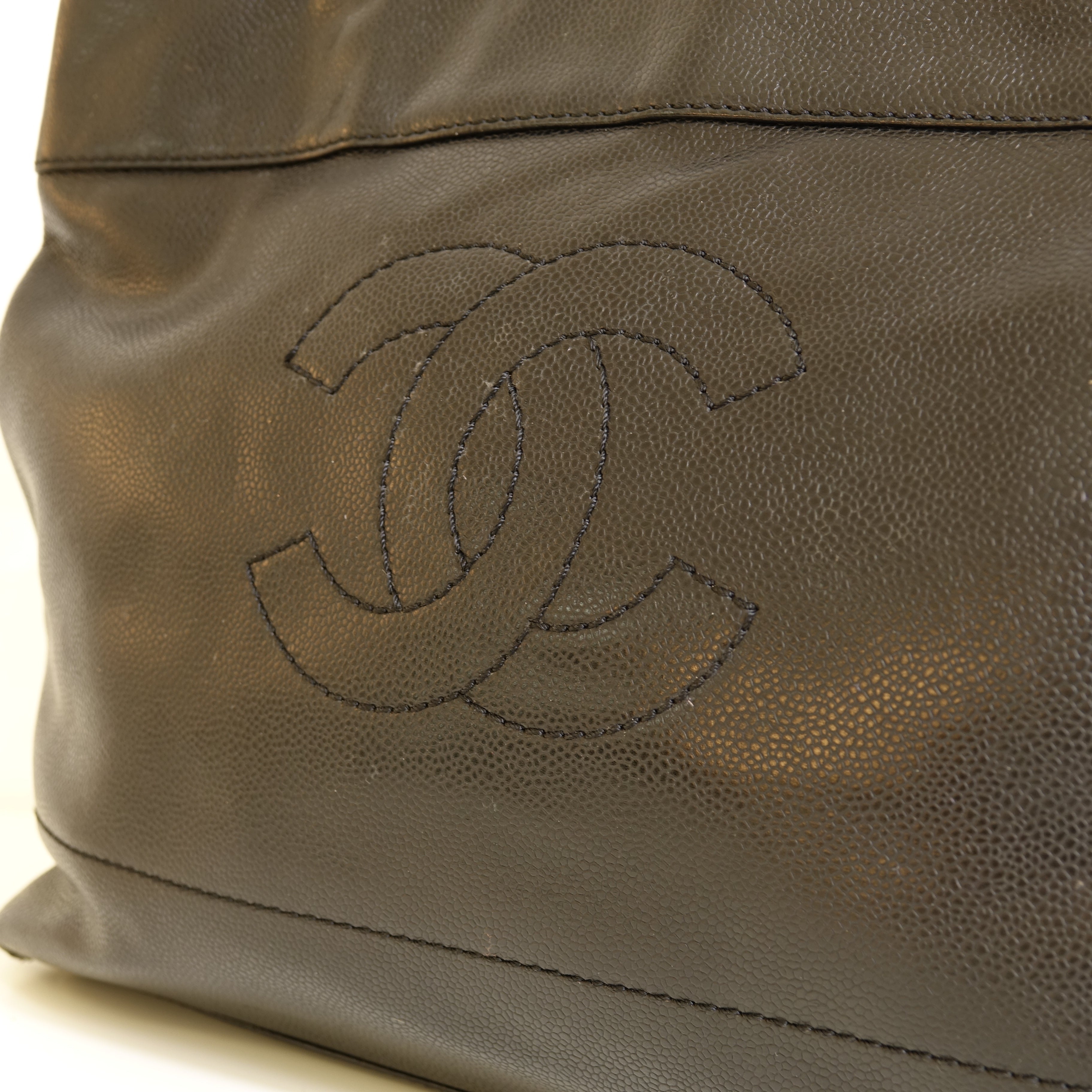 Chanel Sac cabas cuir caviar noir Lola collective