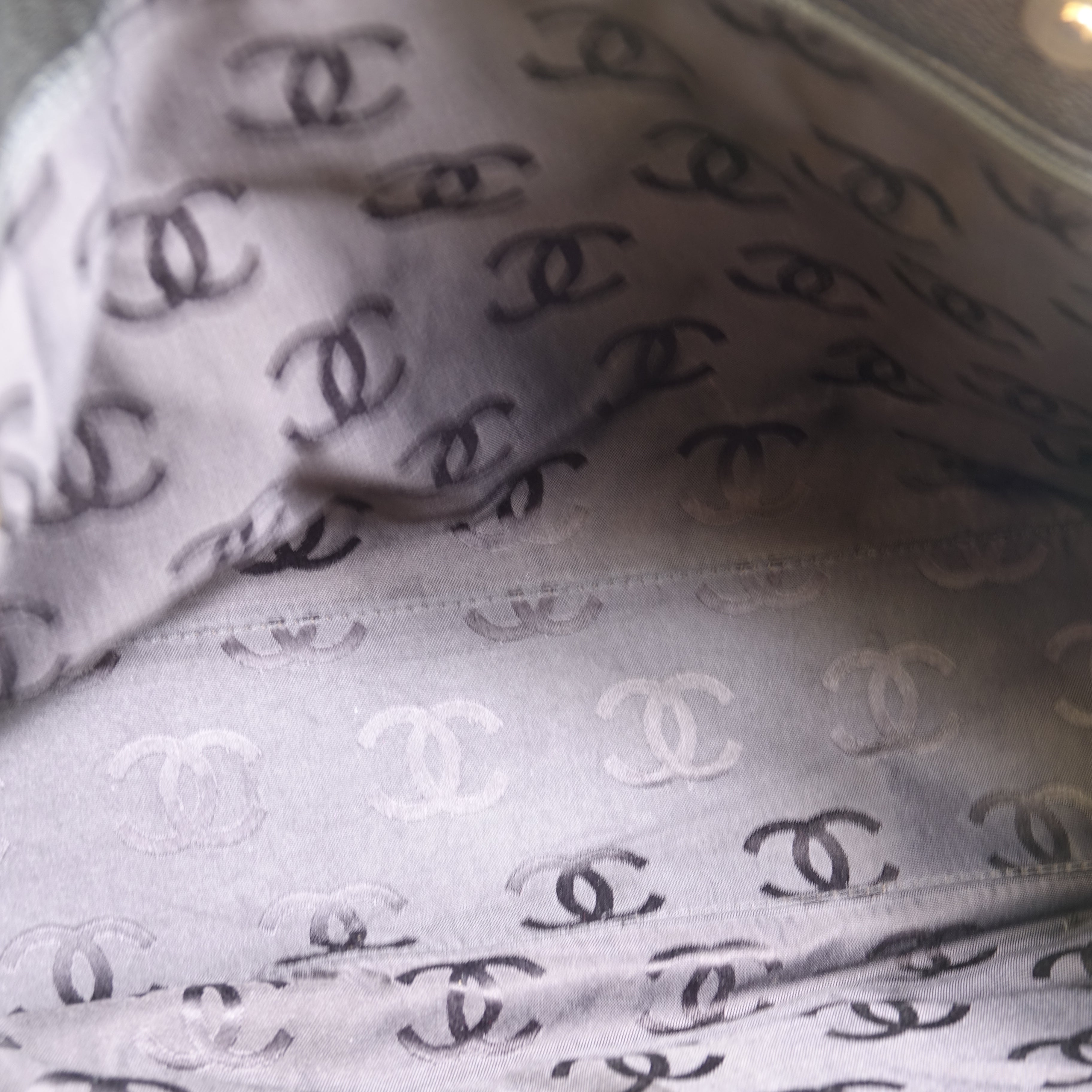 Chanel Sac cabas cuir caviar noir Lola collective