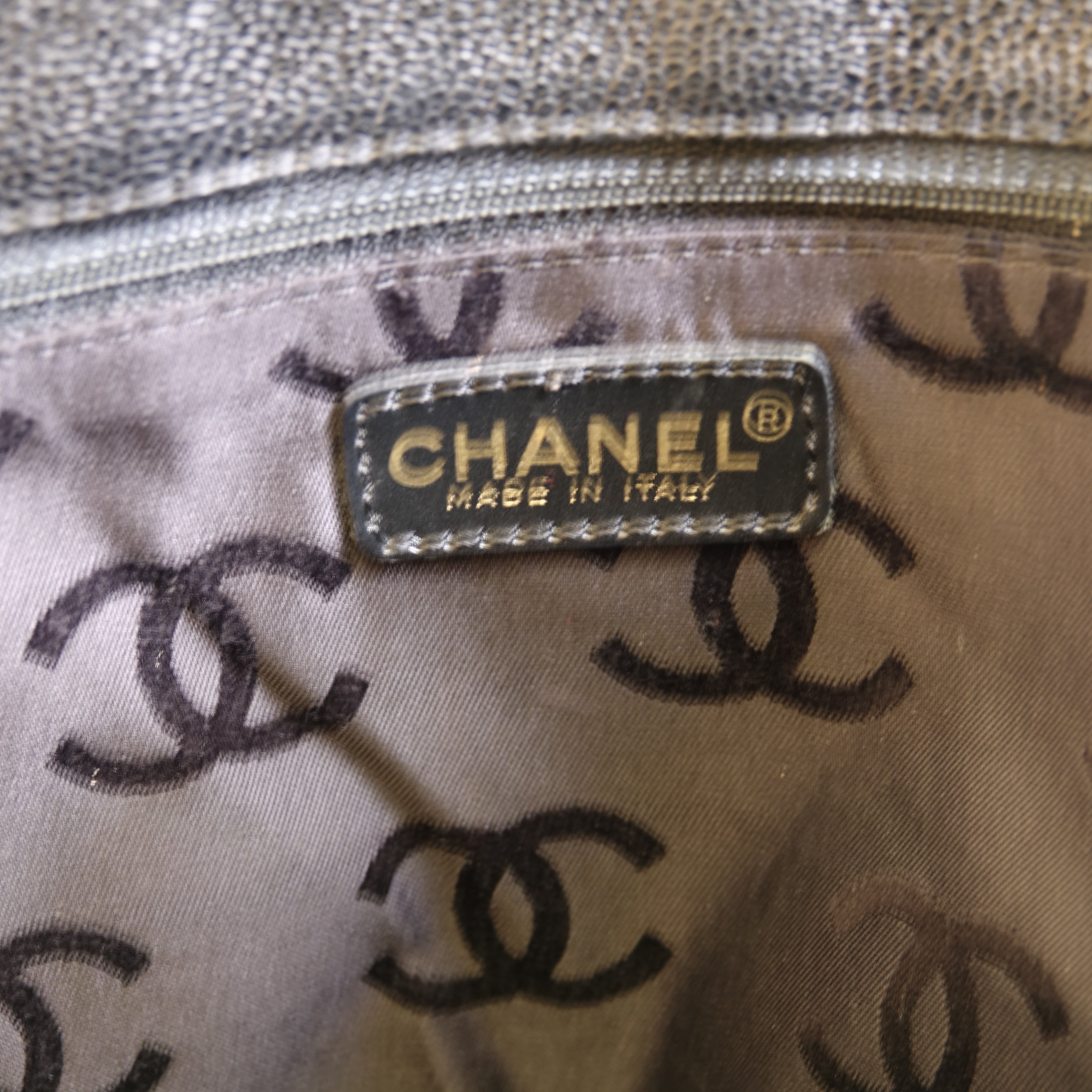 Chanel Sac cabas cuir caviar noir Lola collective