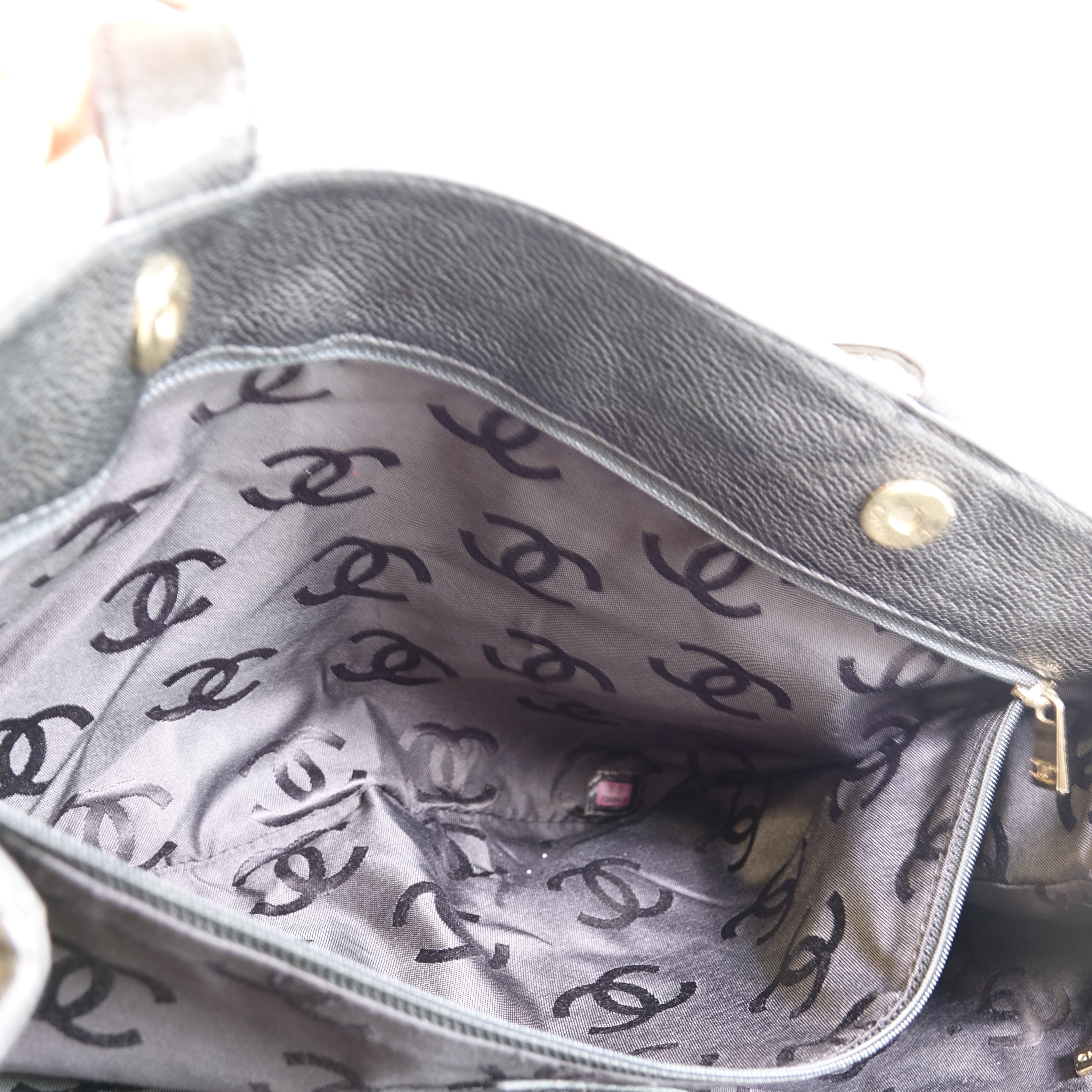 Chanel Sac cabas cuir caviar noir Lola collective
